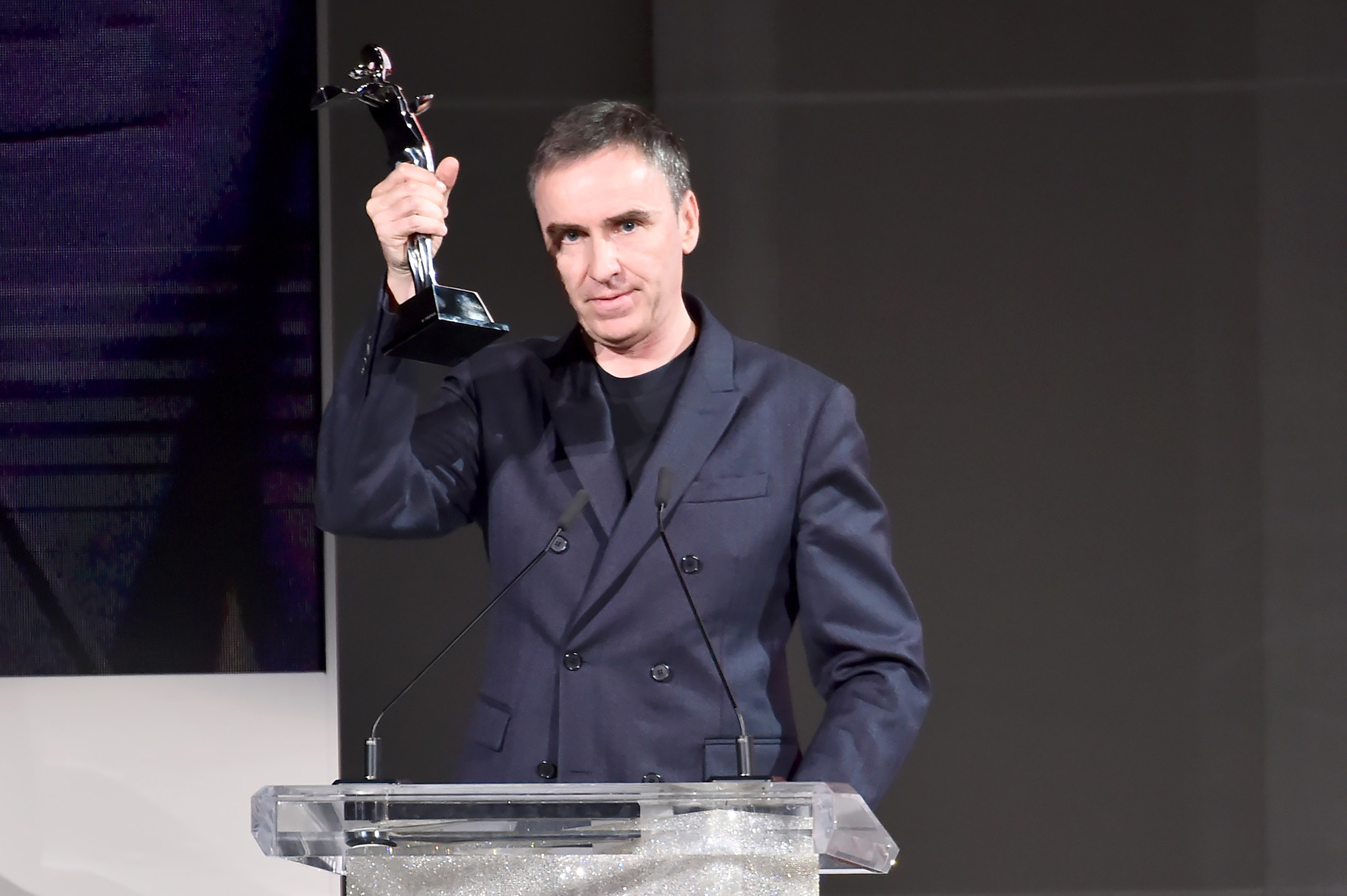 Раф Симонс — лауреат премии CFDA 2018 в номинации «Дизайнер года» (женская одежда) Раф Симонс — лауреат премии CFDA 2018 в номинации «Дизайнер года» (женская одежда)