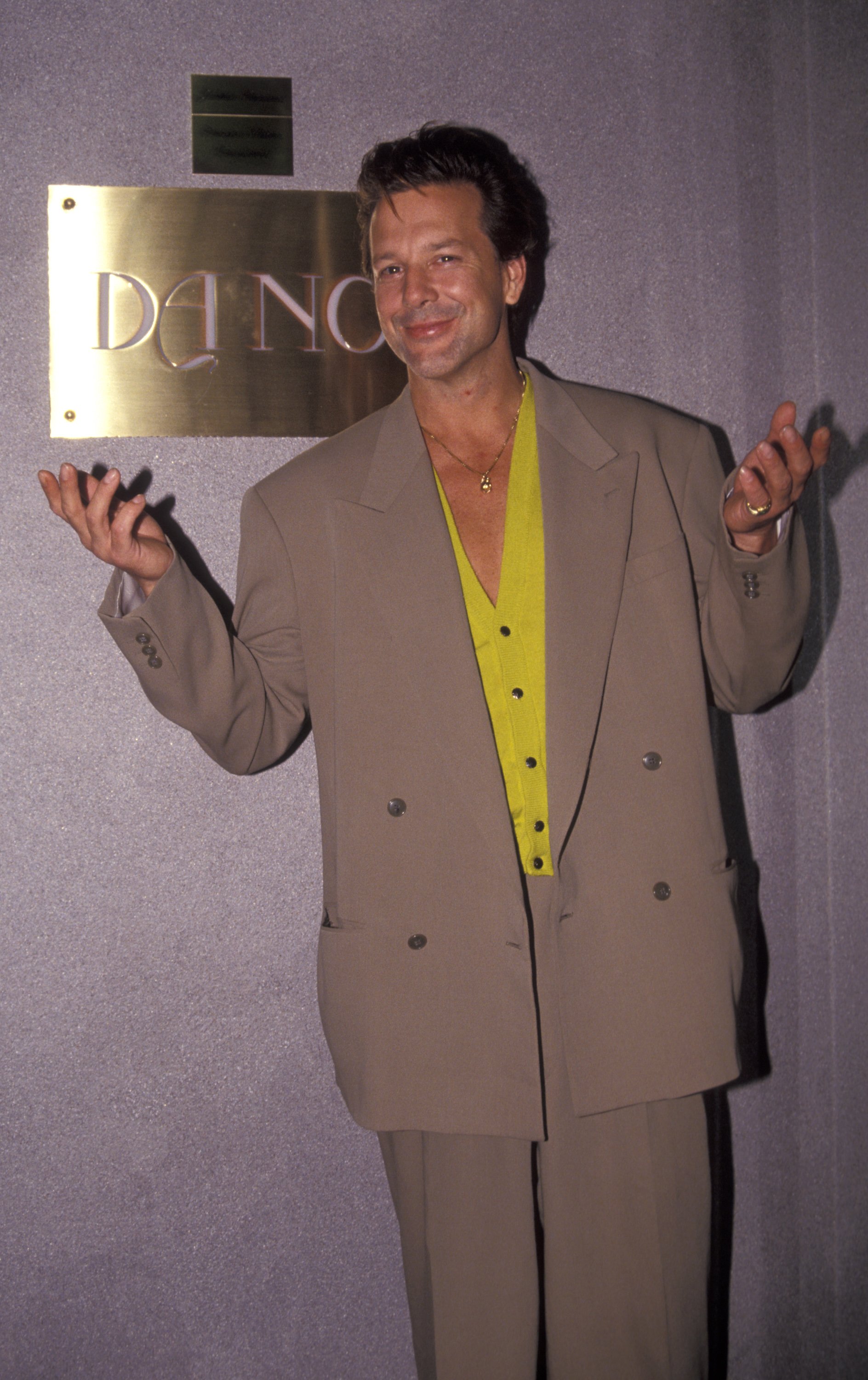 В Нью-Йорке в 1991 году Actor Mickey Rourke being photographed on August 31, 1991 at Da Noi Restaurant in New York City, New York. КРЕДИТ