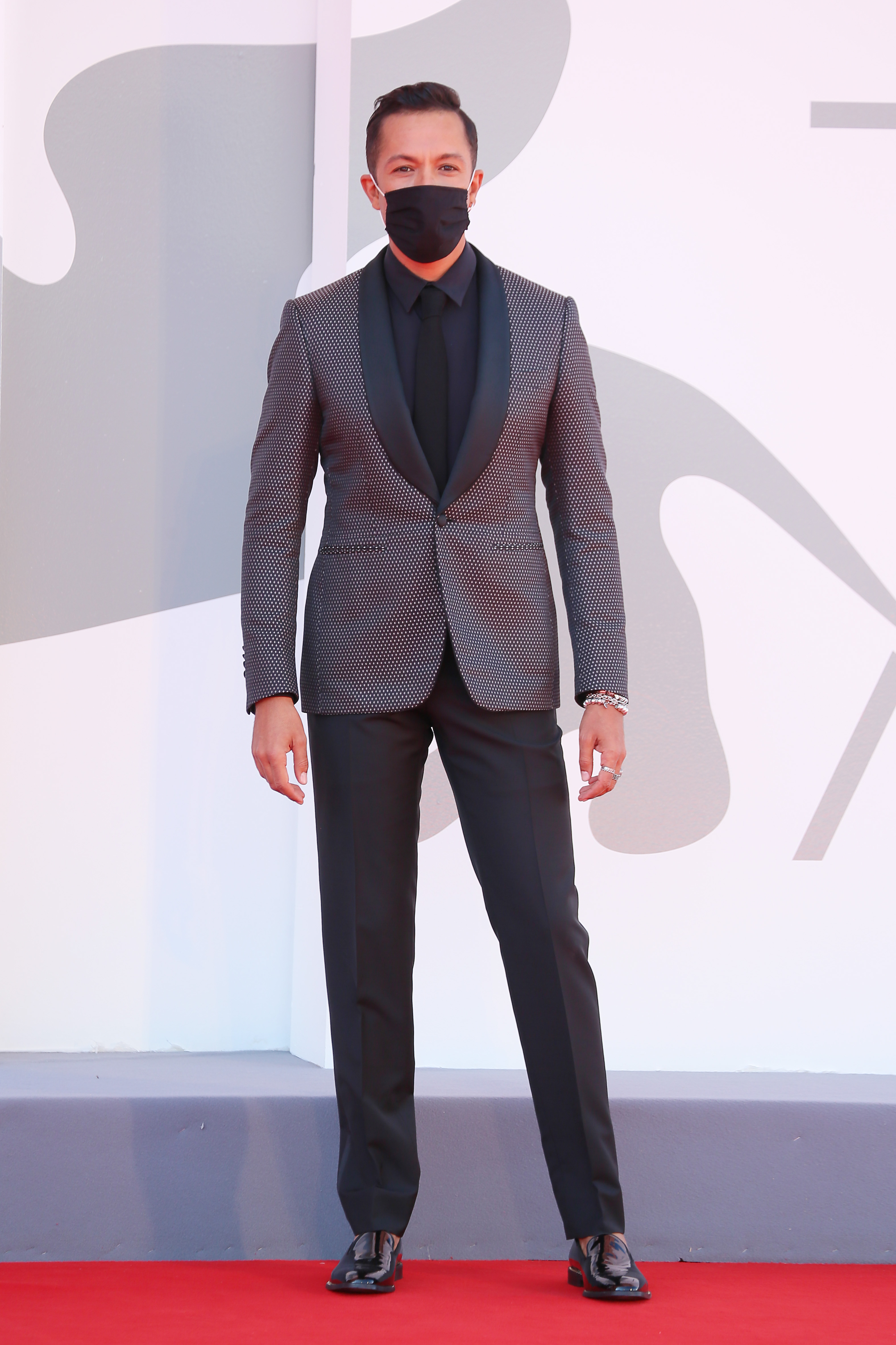 Актер Ливио Бешир на премьере фильмов The Human Voice и Quo Vadis, Aida? VENICE, ITALY - SEPTEMBER 03: Livio Beshir walks the red carpet ahead of the movie