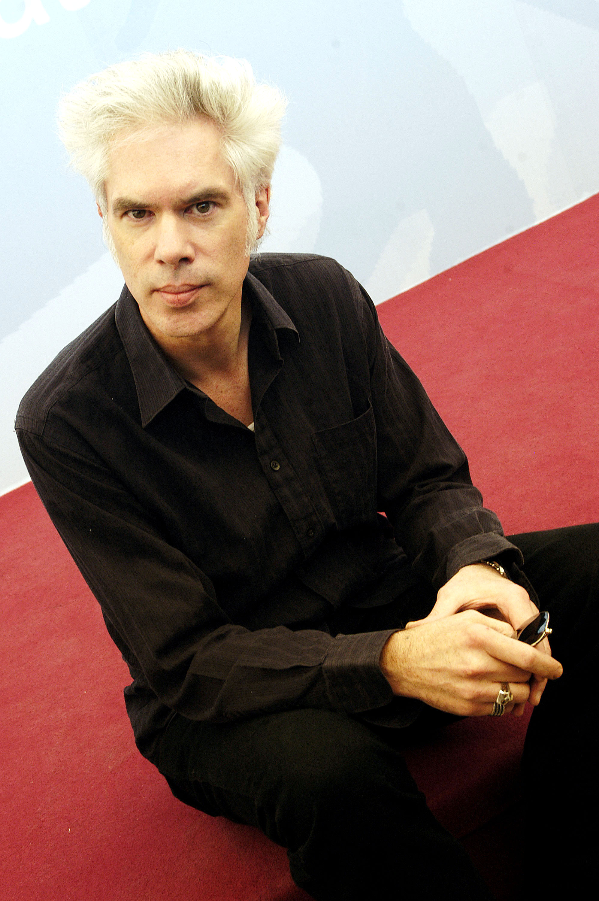 На Венецианском кинофестивале, 2003 VENICE, ITALY - SEPTEMBER 5: American Director Jim Jarmusch poses during a photocall at the 60th Venice Film Festival September 5, 2003 in Venice, Italy. Jarmusch is presenting his new film