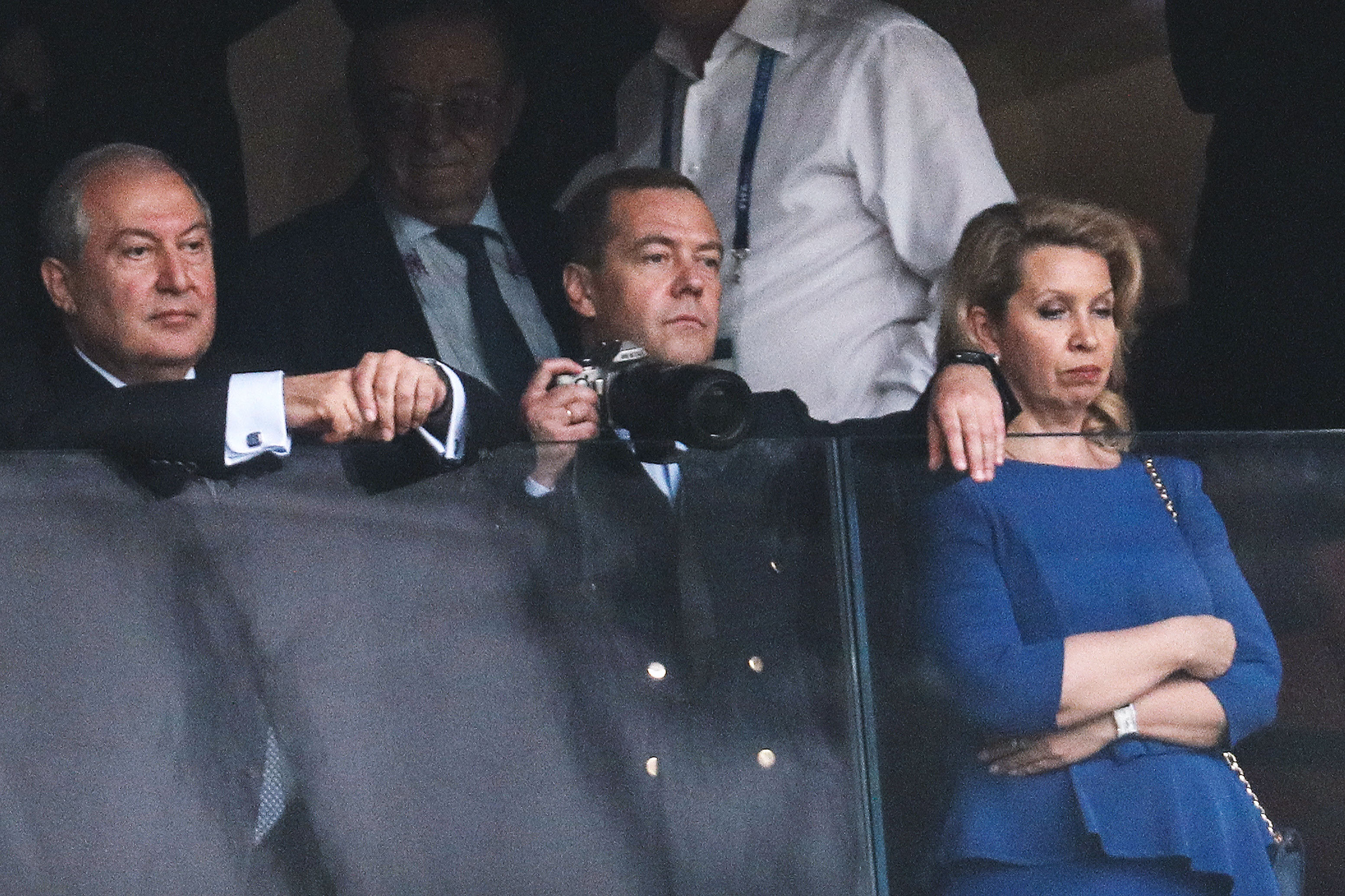 Президент Армении Армен Саркисян, премьер-министр РФ Дмитрий Медведев и его супруга Светлана (слева направо) на финальном матче между командами Франции и Хорватии Президент Армении Армен Саркисян, премьер-министр РФ Дмитрий Медведев и его супруга Светлана (слева направо) на финальном матче между командами Франции и Хорватии