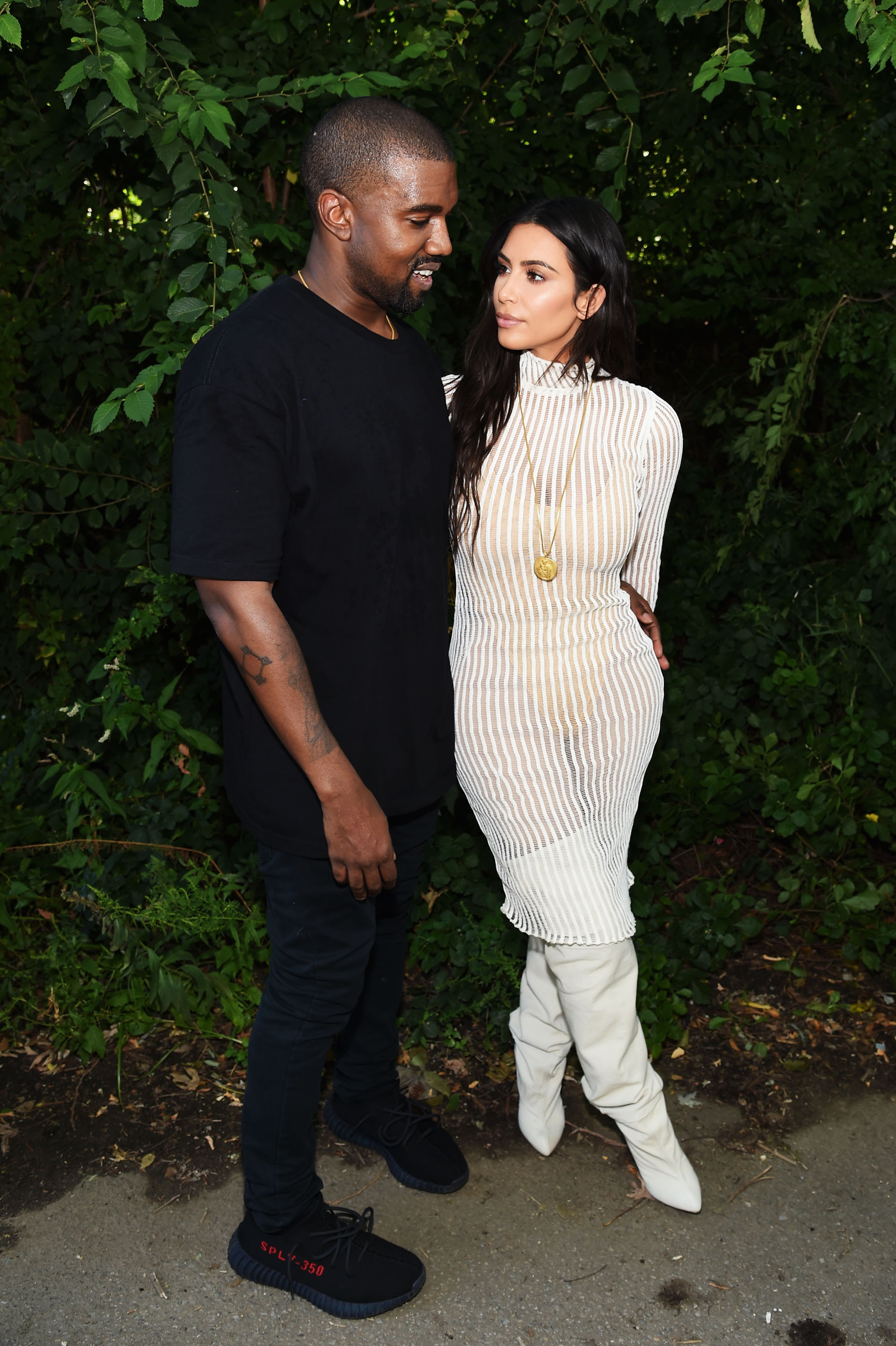 На показе Yeezy Season 4, 2016 Kanye West Yeezy Season 4 - Front Row/ArrivalsNEW YORK, NY - SEPTEMBER 07: Kanye West and Kim Kardashian attend the Kanye West Yeezy Season 4 fashion show on September 7, 2016 in New York City. КРЕДИТ Jamie McCarthy/Getty Images for Yeezy Season 4