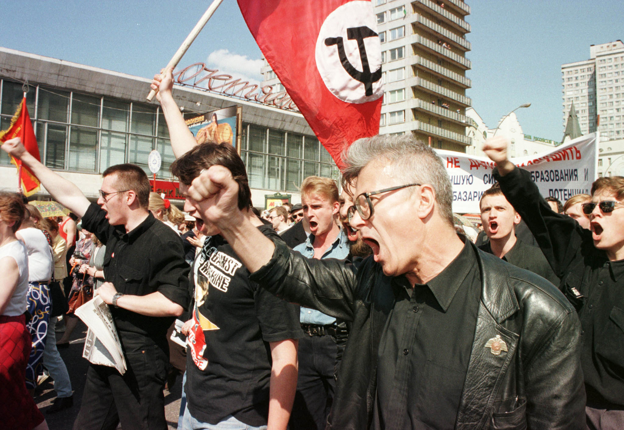 Эдуард Лимонов во время марша протеста в Москве, 20 мая 1998 года. Тогда после падения рынков коммунисты потребовали отставки президента России Бориса Ельцина Эдуард Лимонов во время марша протеста в Москве, 20 мая 1998 года. Тогда после падения рынков коммунисты потребовали отставки президента России Бориса Ельцина