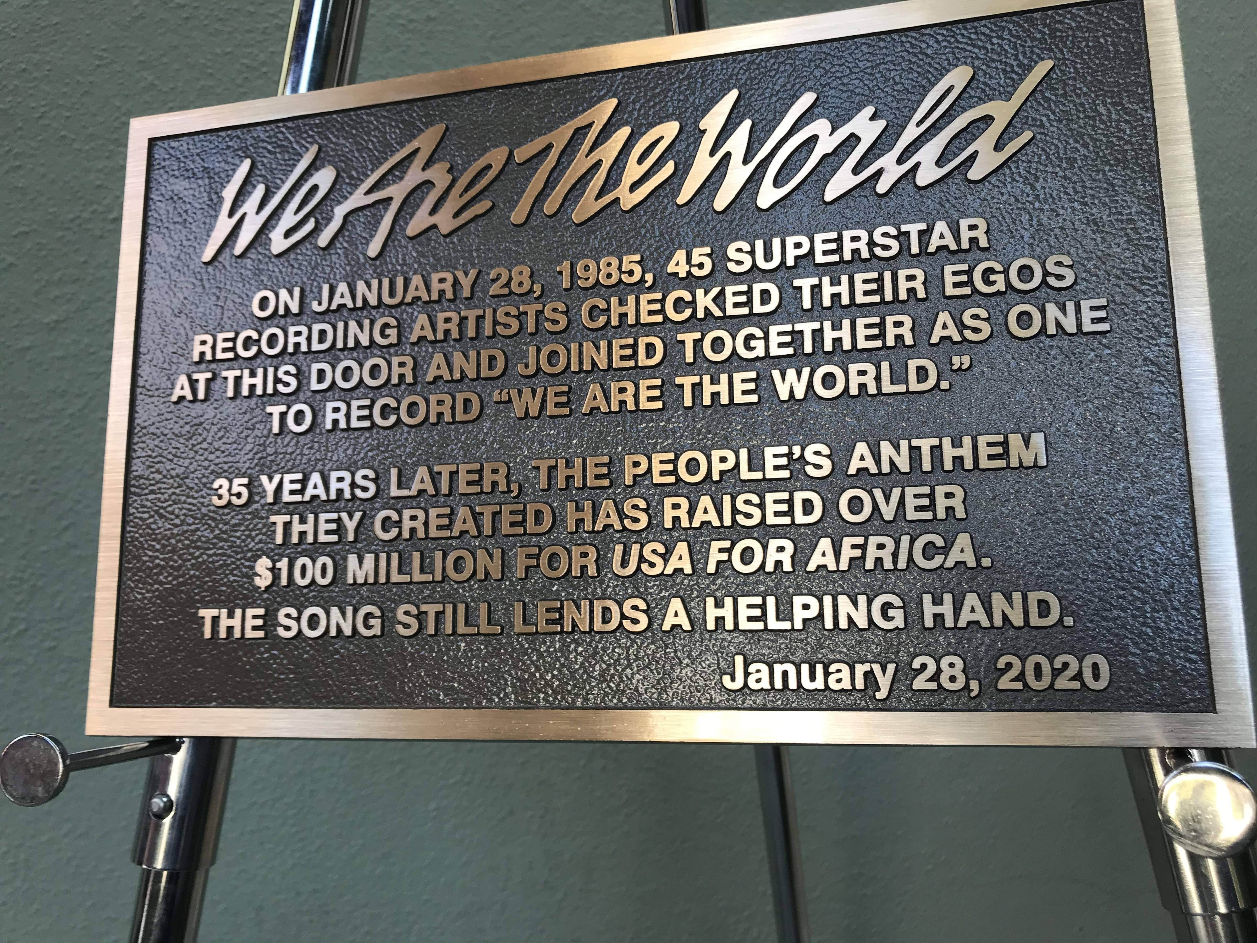 Памятная табличка, установленная к 35-летию записи песни We Are The World в Голливуде, январь 2020 Памятная табличка, установленная к 35-летию записи песни We Are The World в Голливуде, январь 2020
