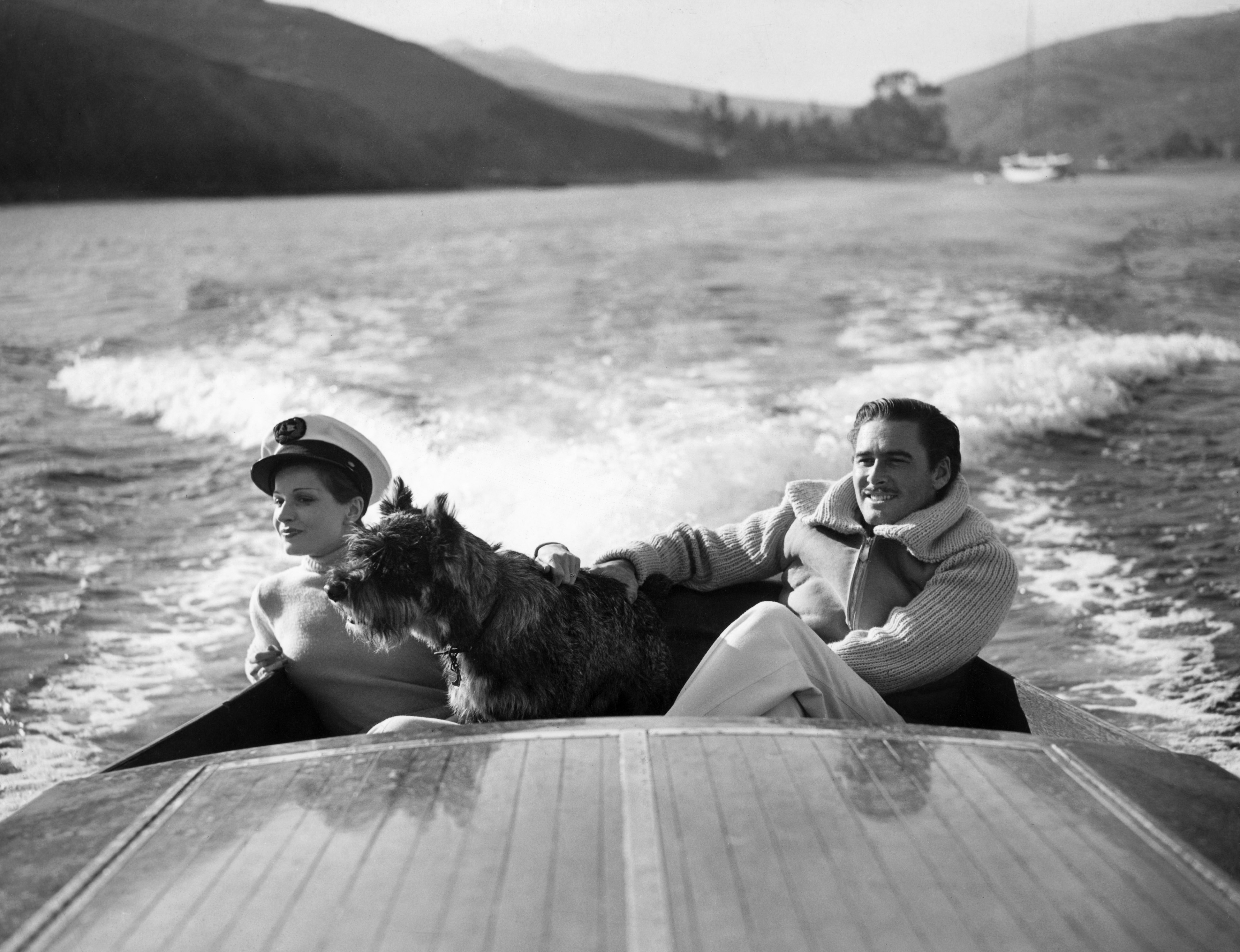 Лили Дамита и Эррол Флинн, 1935 Errol Flynn and Lily Damita Boating(Original Caption) Errol Flynn and his first wife, the French film star Lily Damita. (Photo by