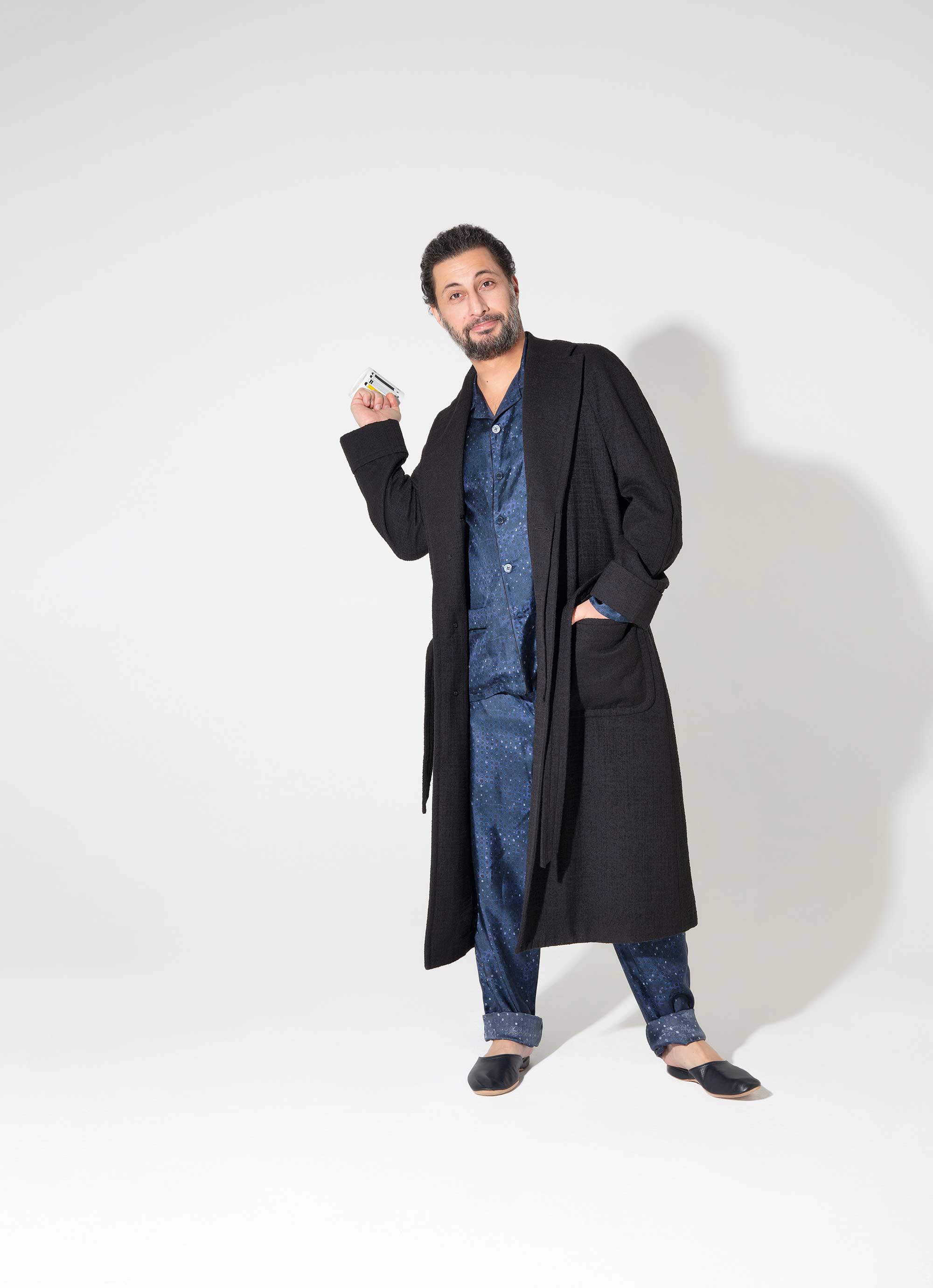 Пальто Corneliani;
пижама Ermenegildo Zegna;
домашняя обувь Brooks Brothers Пальто Corneliani; пижама Ermenegildo Zegna; домашняя обувь Brooks Brothers