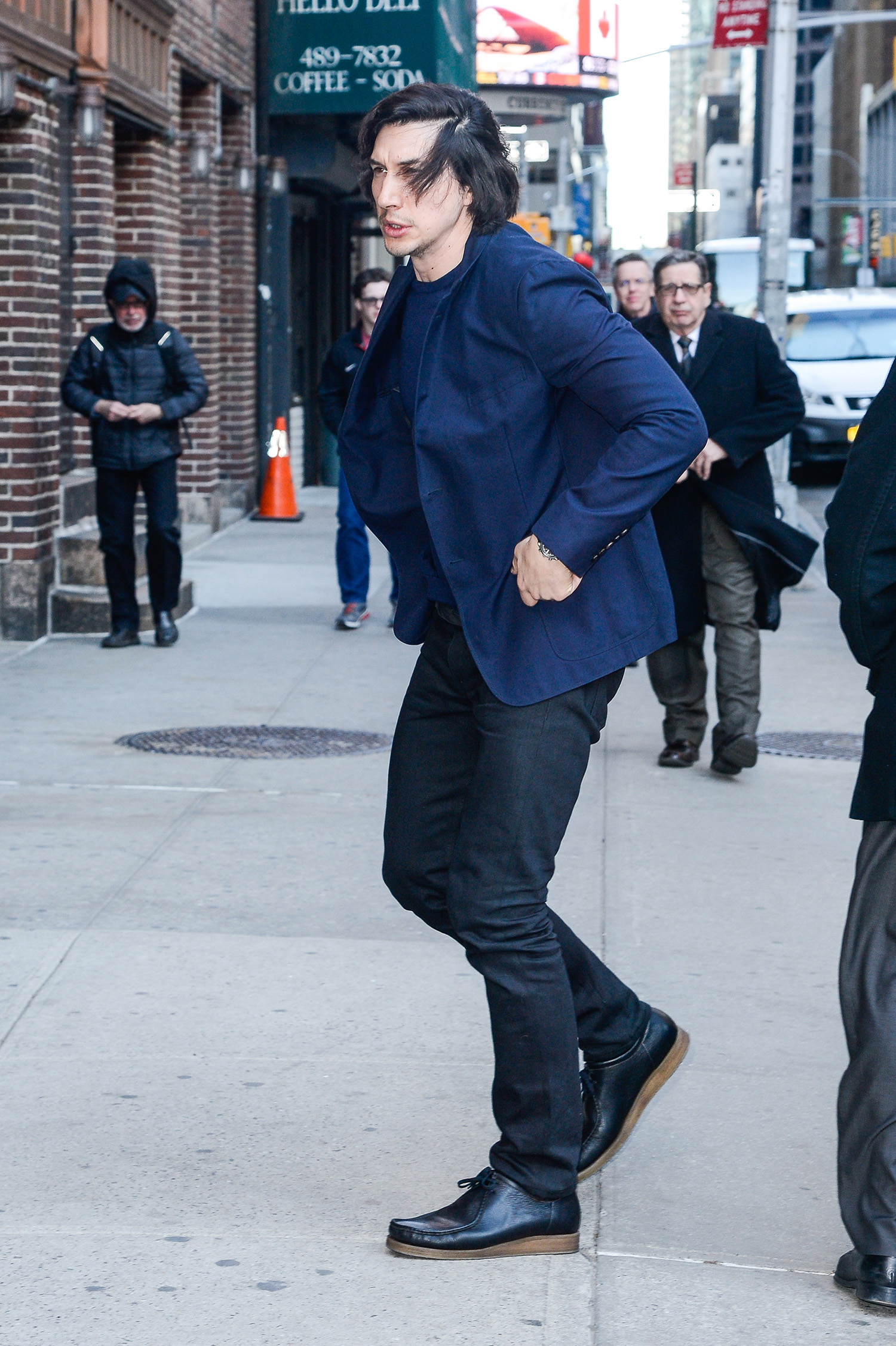 По пути на «Позднее шоу со Стивеном Кольбером», 2016 NEW YORK, NY - MARCH 29: Actor Adam Driver enters