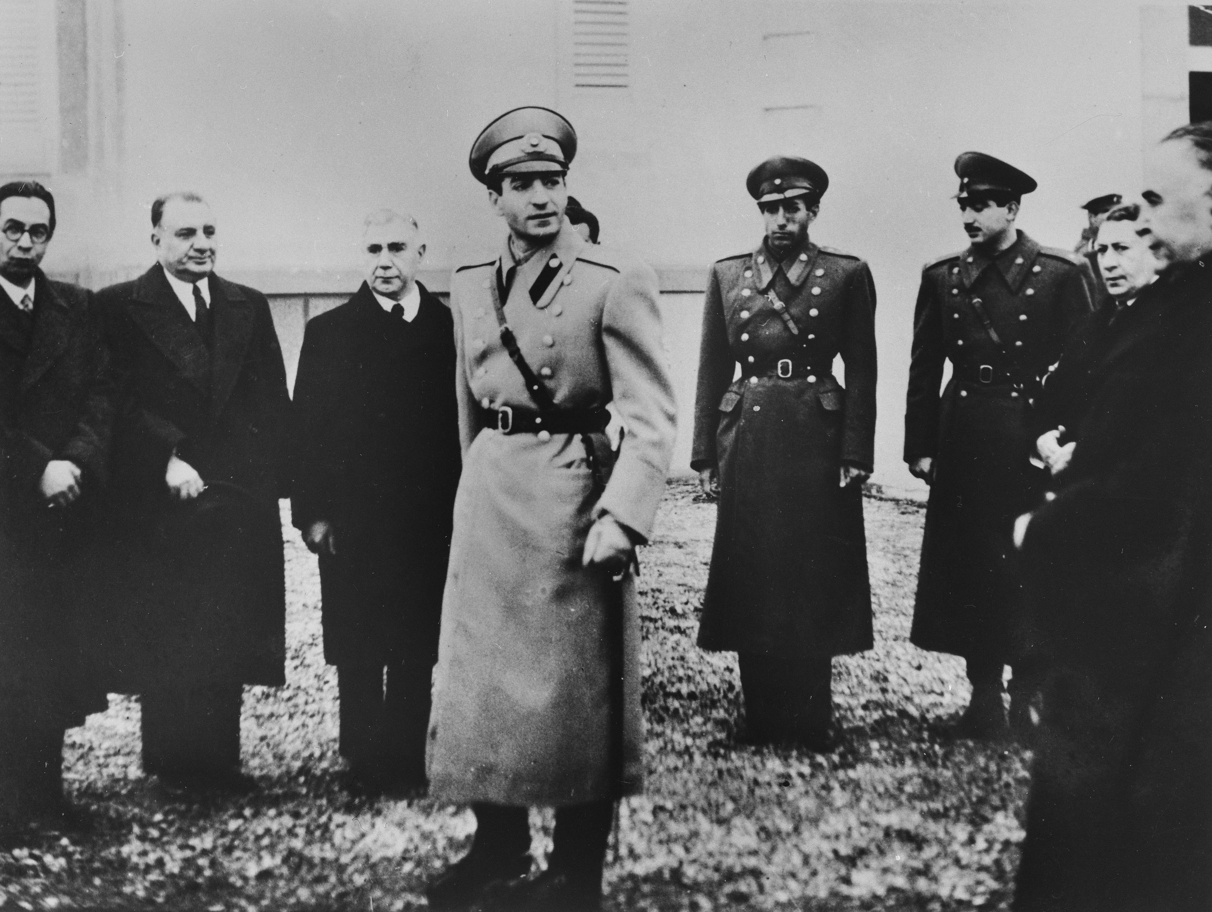 Вступление на престол Мохаммеда Реза-шаха, 16 сентября 1941 года. Слева — члены правительства, справа — брат шаха Али Реза и Теймур Бахтияр Вступление на престол Мохаммеда Реза-шаха, 16 сентября 1941 года. Слева — члены правительства, справа — брат шаха Али Реза и Теймур Бахтияр