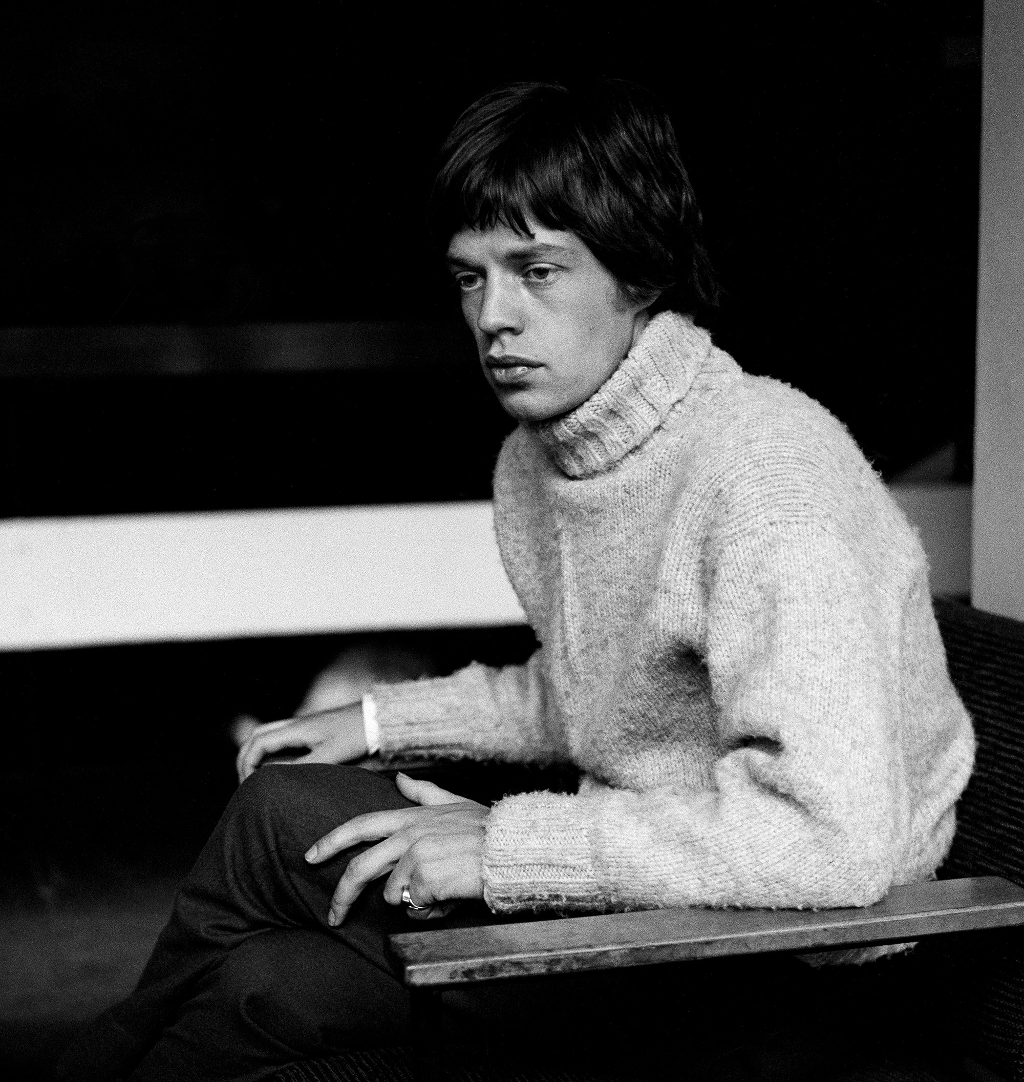 Мик Джаггер, 1965 Singer Mick Jagger of The Rolling Stones, during rehearsals for an episode of the Friday night TV pop/rock show 'Ready Steady Go!', at Associated-Rediffusion's Television House studios in London, 26th February 1965. (Photo by George Wilkes/Hulton Archive/Getty Images)