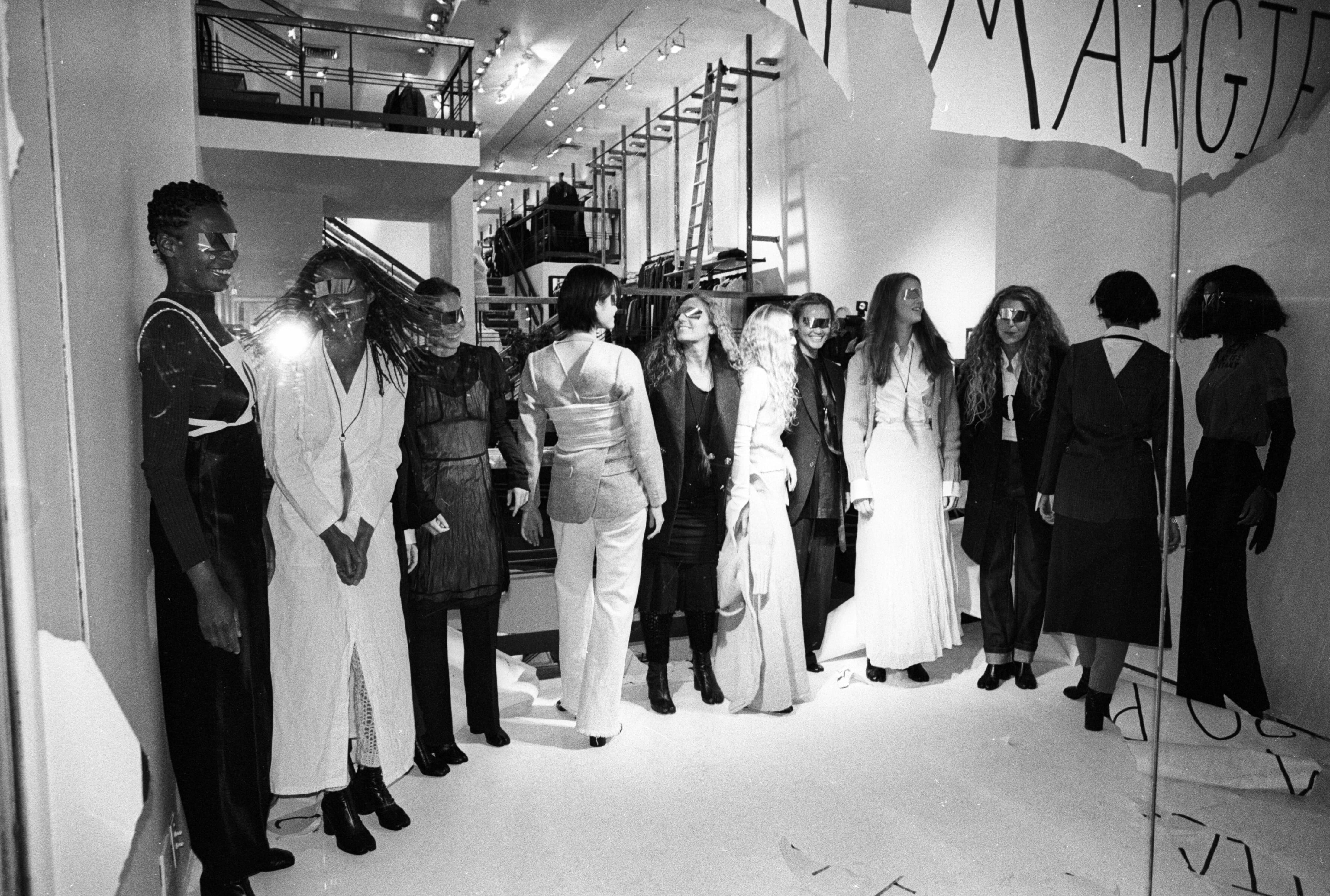 Модели на презентации Maison Martin Margiela, 1994 год Модели на презентации Maison Martin Margiela, 1994 год