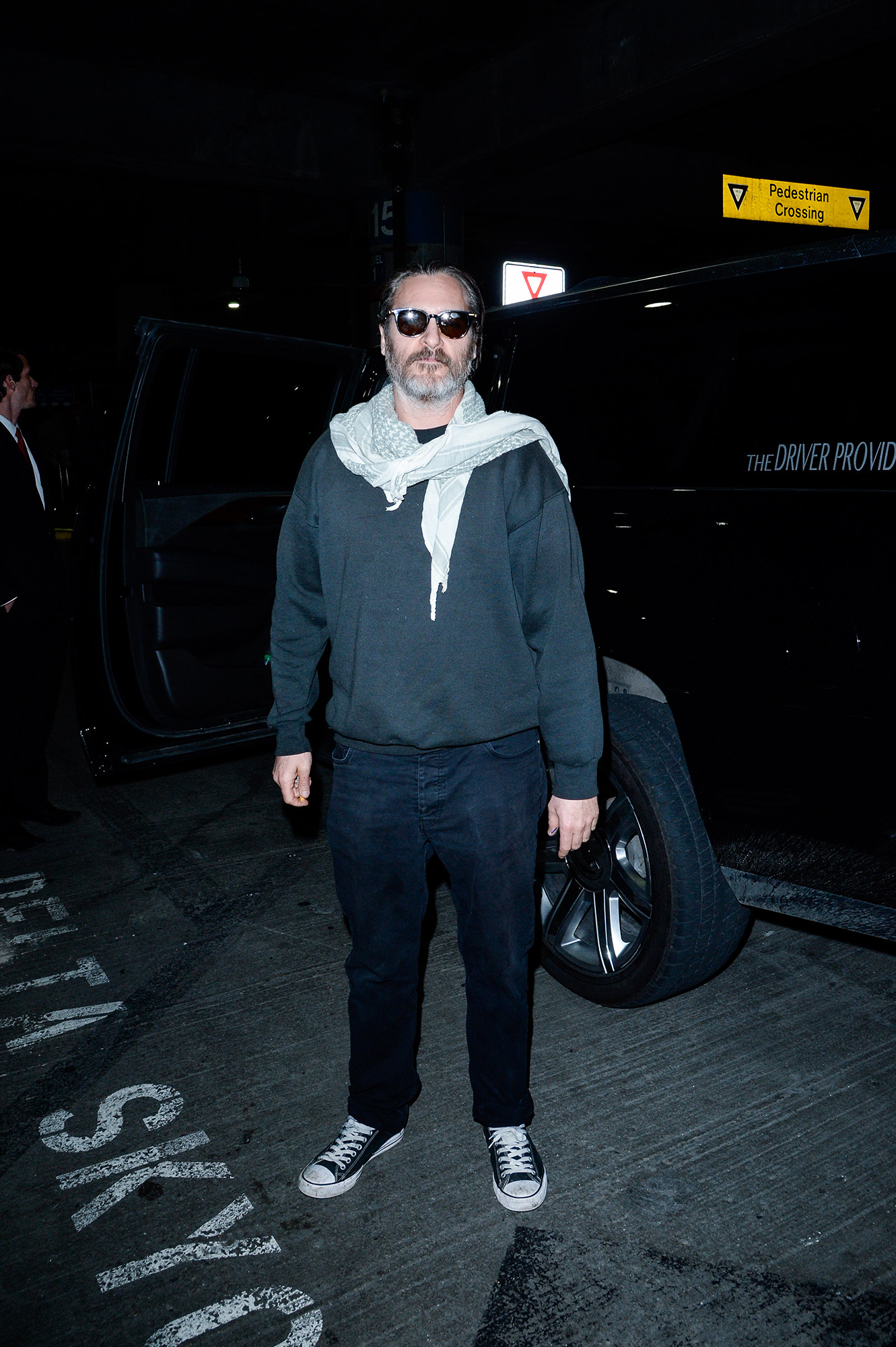 В аэропорту Солт-Лейк-Сити, 2018 SALT LAKE CITY, UT - JANUARY 18: Actor Joaquin Phoenix leaves the Salt Lake City International Airport on January 18, 2018 in Salt Lake City, Utah. КРЕДИТ