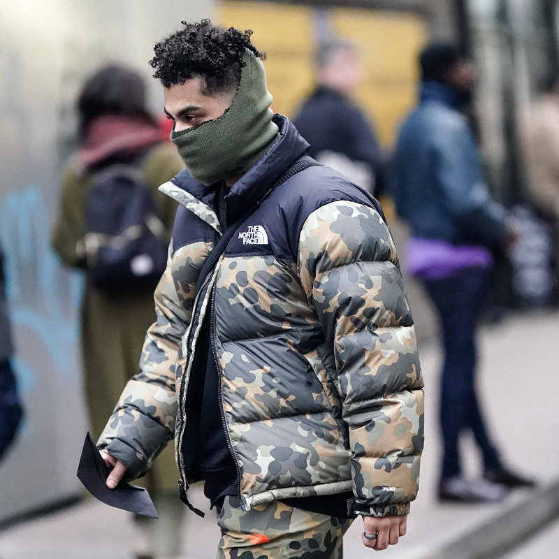 Гость лондонской недели моды в пуховике North Face Гость лондонской недели моды в пуховике North Face
