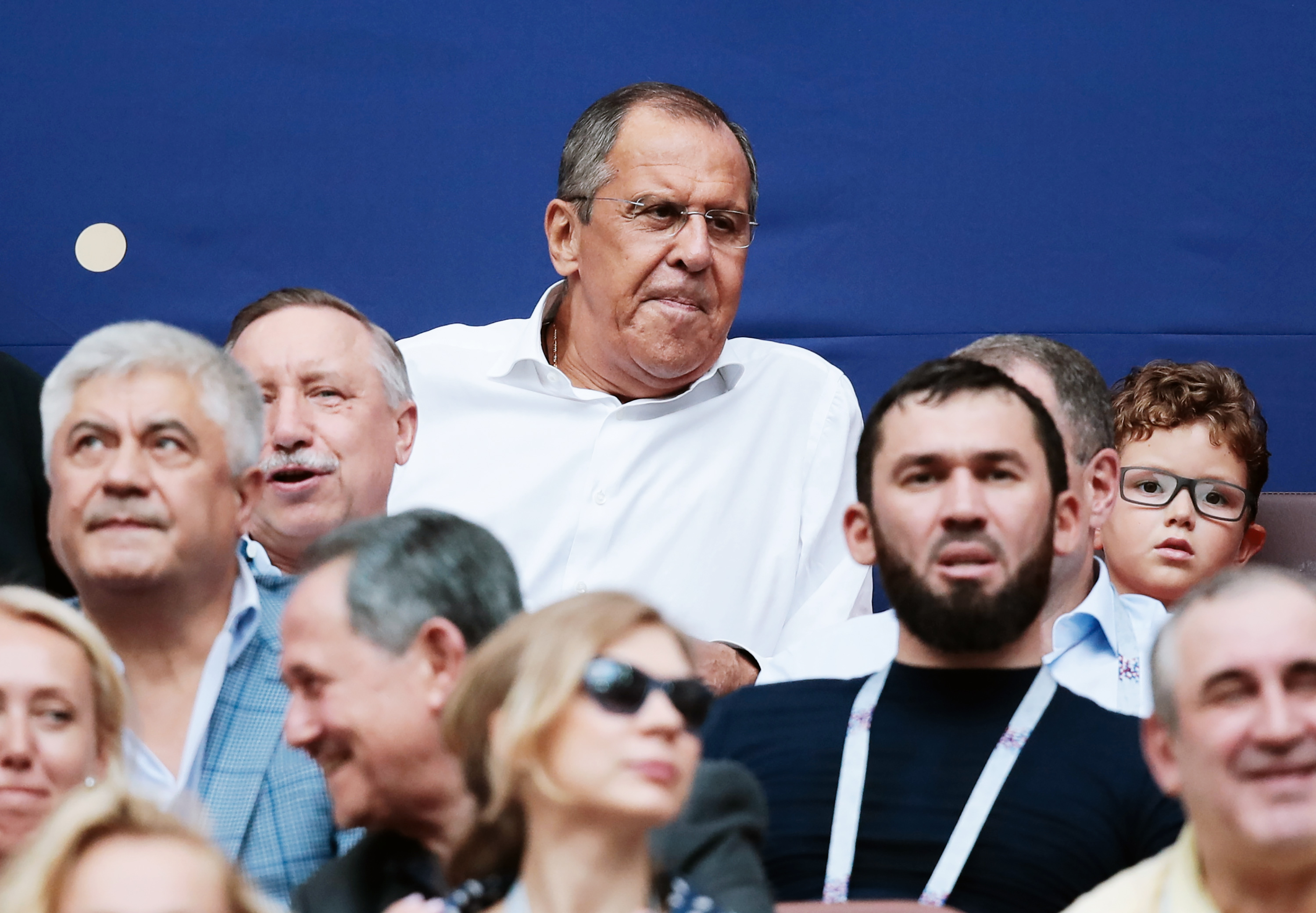 Министр внутренних дел РФ Владимир Колокольцев, министр иностранных дел Сергей Лавров и спикер парламента Чечни Магомед Даудов (слева направо) во время церемонии закрытия чемпионата мира по футболу - 2018 на стадионе Министр внутренних дел РФ Владимир Колокольцев, министр иностранных дел Сергей Лавров и спикер парламента Чечни Магомед Даудов (слева направо) во время церемонии закрытия чемпионата мира по футболу - 2018 на стадионе