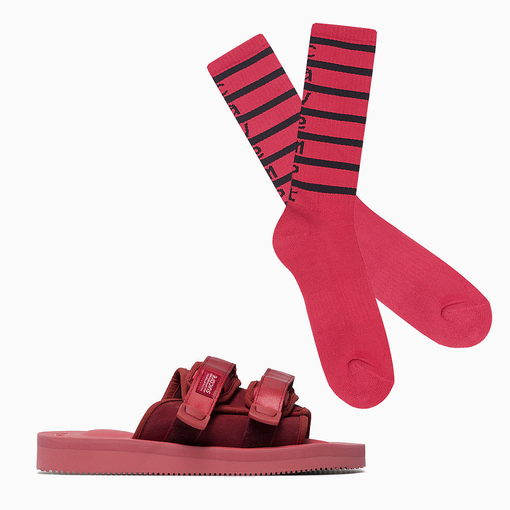 Шлепки Suicoke, 14200 рублей, носки Cav Empt, 2200 рублей Шлепки Suicoke, 14200 рублей, носки Cav Empt, 2200 рублей