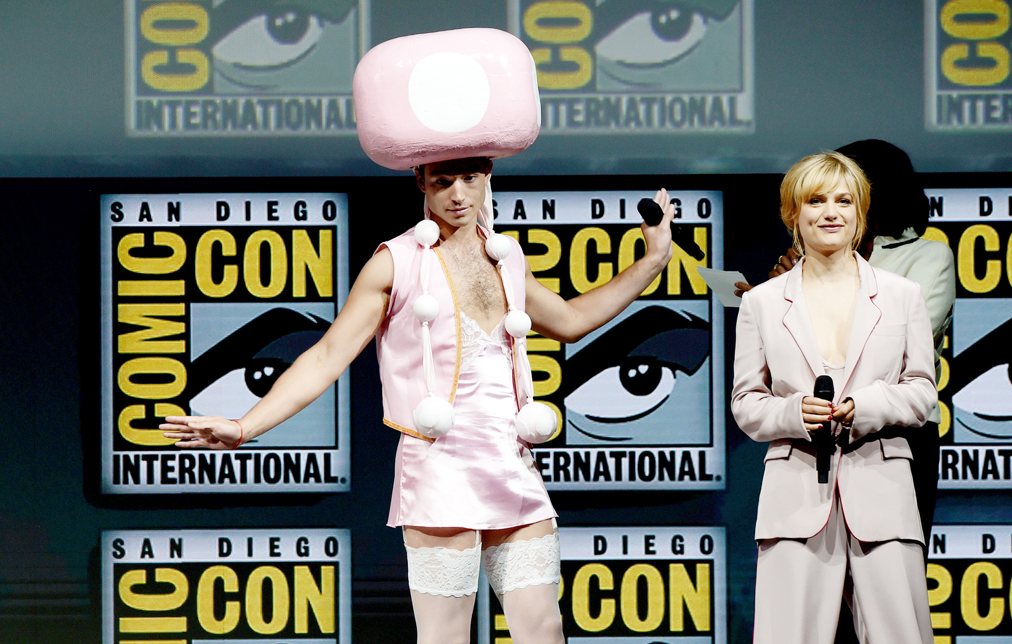 Эзра Миллер на Comic Con Эзра Миллер на Comic Con