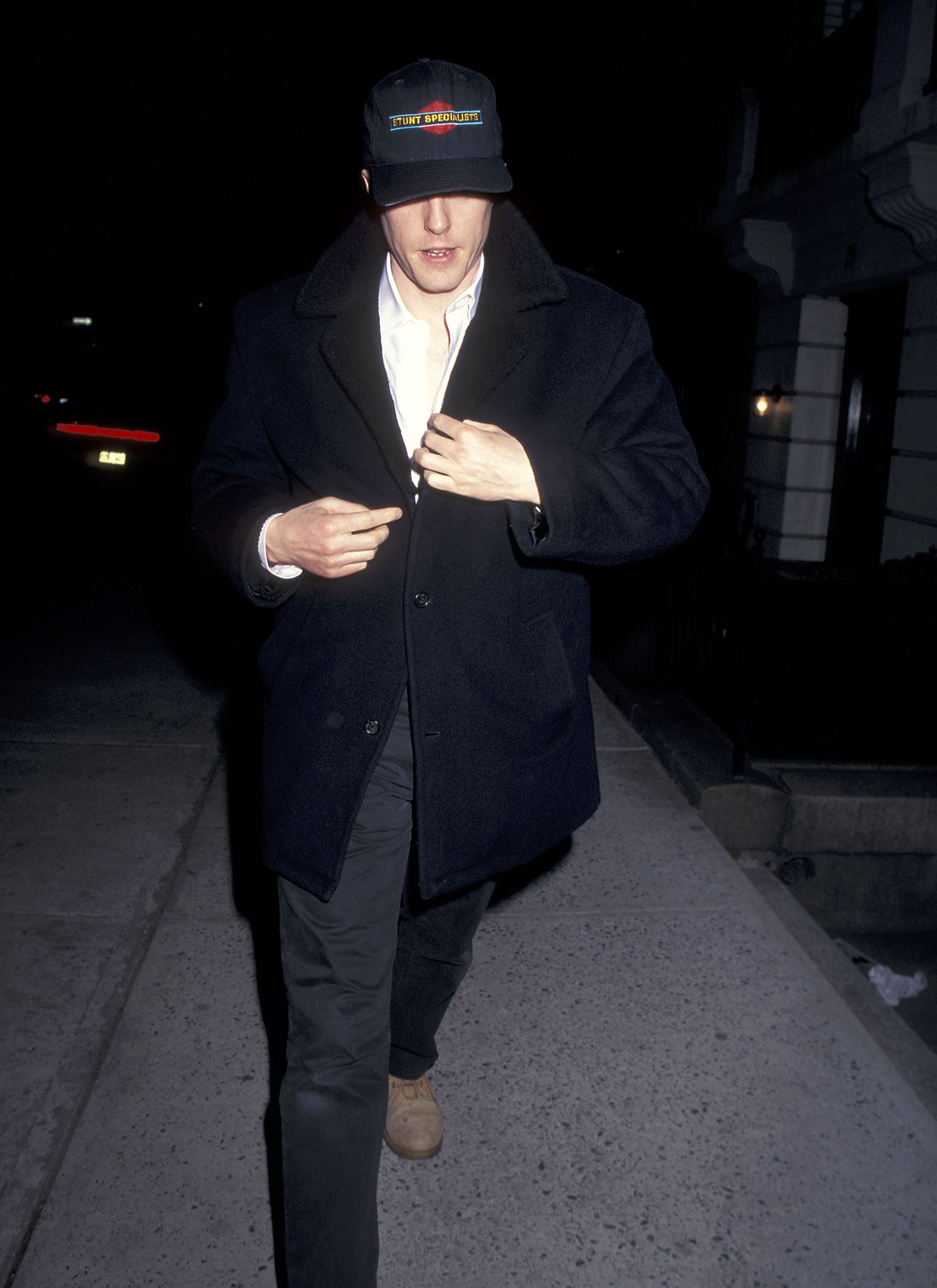 В Нью-Йорке, 1996 Actor Hugh Grant on April 11, 1996 walking on Madison Avenue in New York City. (Photo by )