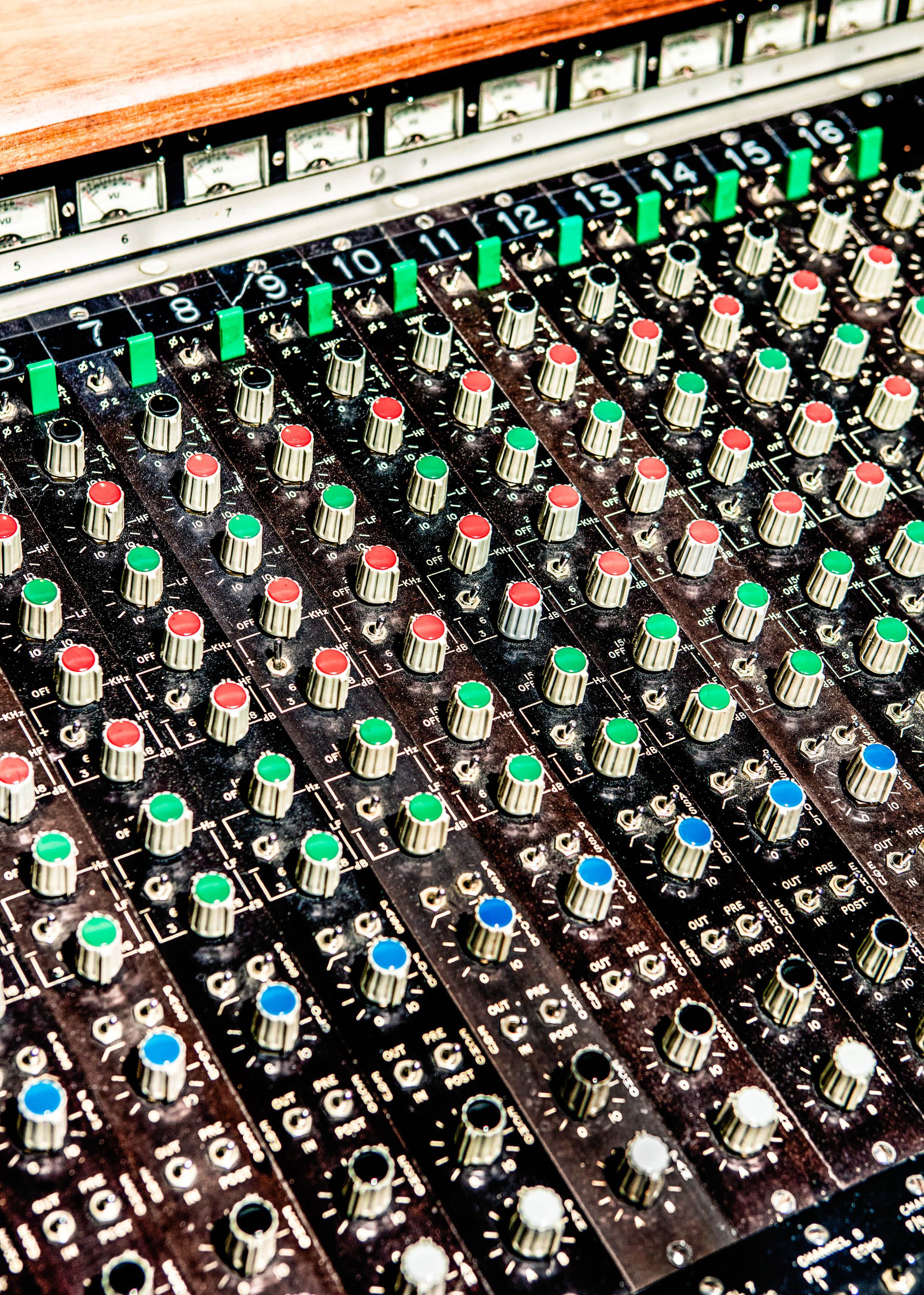 Крупный план консоли Elvis Board, созданной Clair Brothers для Элвиса Пресли Крупный план консоли Elvis Board, созданной Clair Brothers для Элвиса Пресли