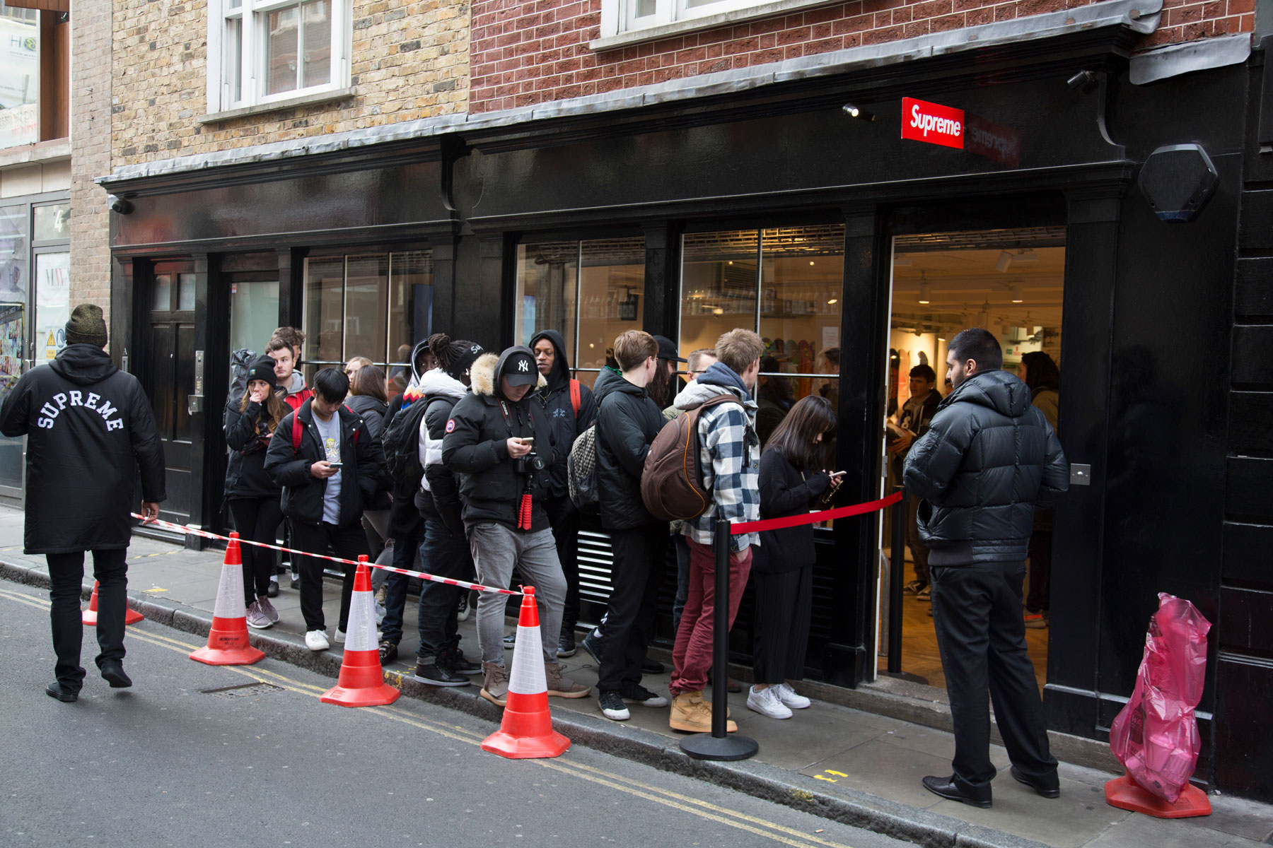 Очередь в магазин Supreme NYC в Лондоне — каждый четверг туда привозят новый дроп. Очередь в магазин Supreme NYC в Лондоне — каждый четверг туда привозят новый дроп.