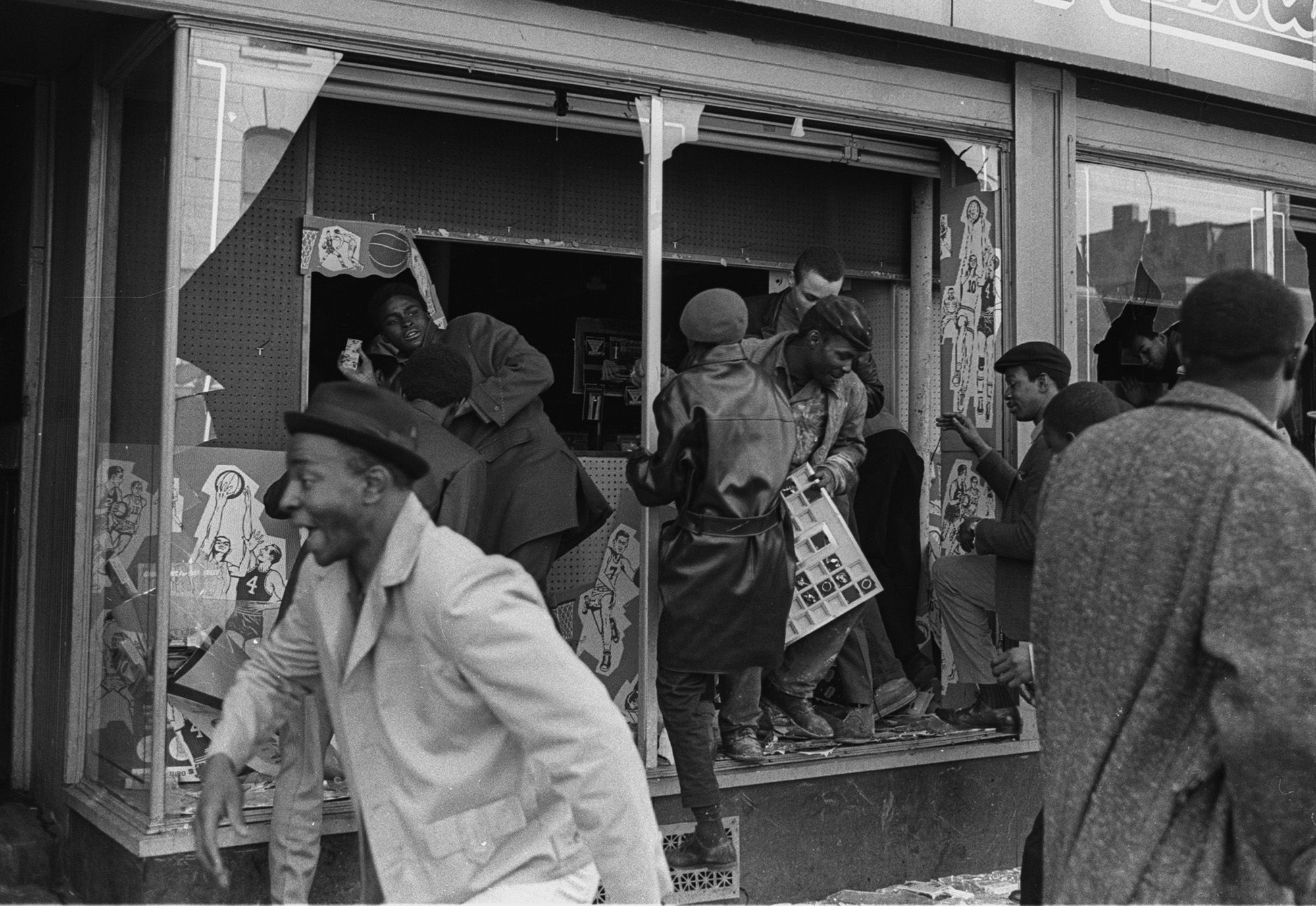 Мародерство на фоне протестов в Чикаго, апрель 1968 года. Мародерство на фоне протестов в Чикаго, апрель 1968 года.