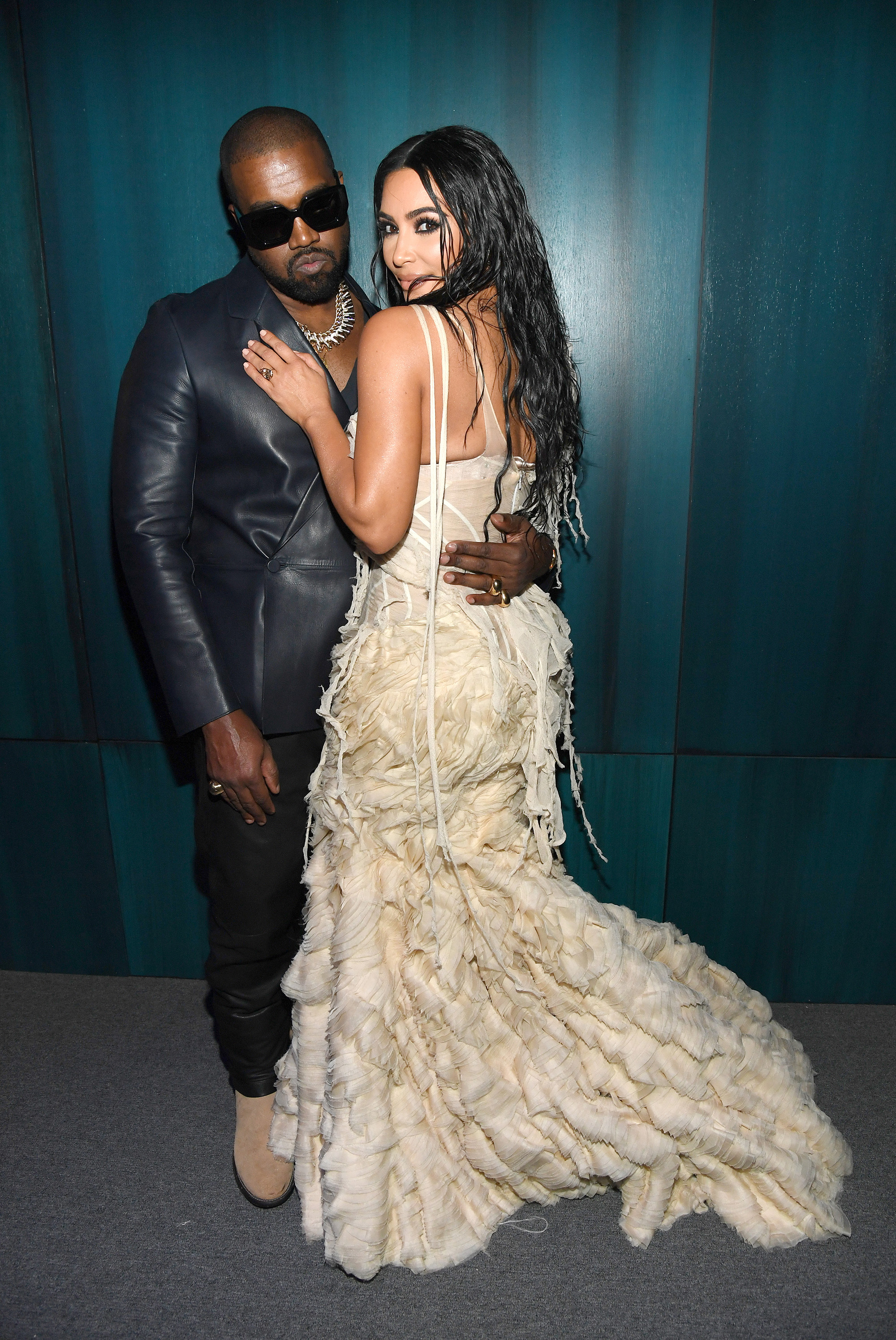 На вечеринке Vanity Fair Oscar Party, 2020 BEVERLY HILLS, CALIFORNIA - FEBRUARY 09: (L-R) Kanye West and Kim Kardashian West attend the 2020 Vanity Fair Oscar Party hosted by Radhika Jones at Wallis Annenberg Center for the Performing Arts on February 09, 2020 in Beverly Hills, California. КРЕДИТ Kevin Mazur/VF20/WireImage/Getty Images