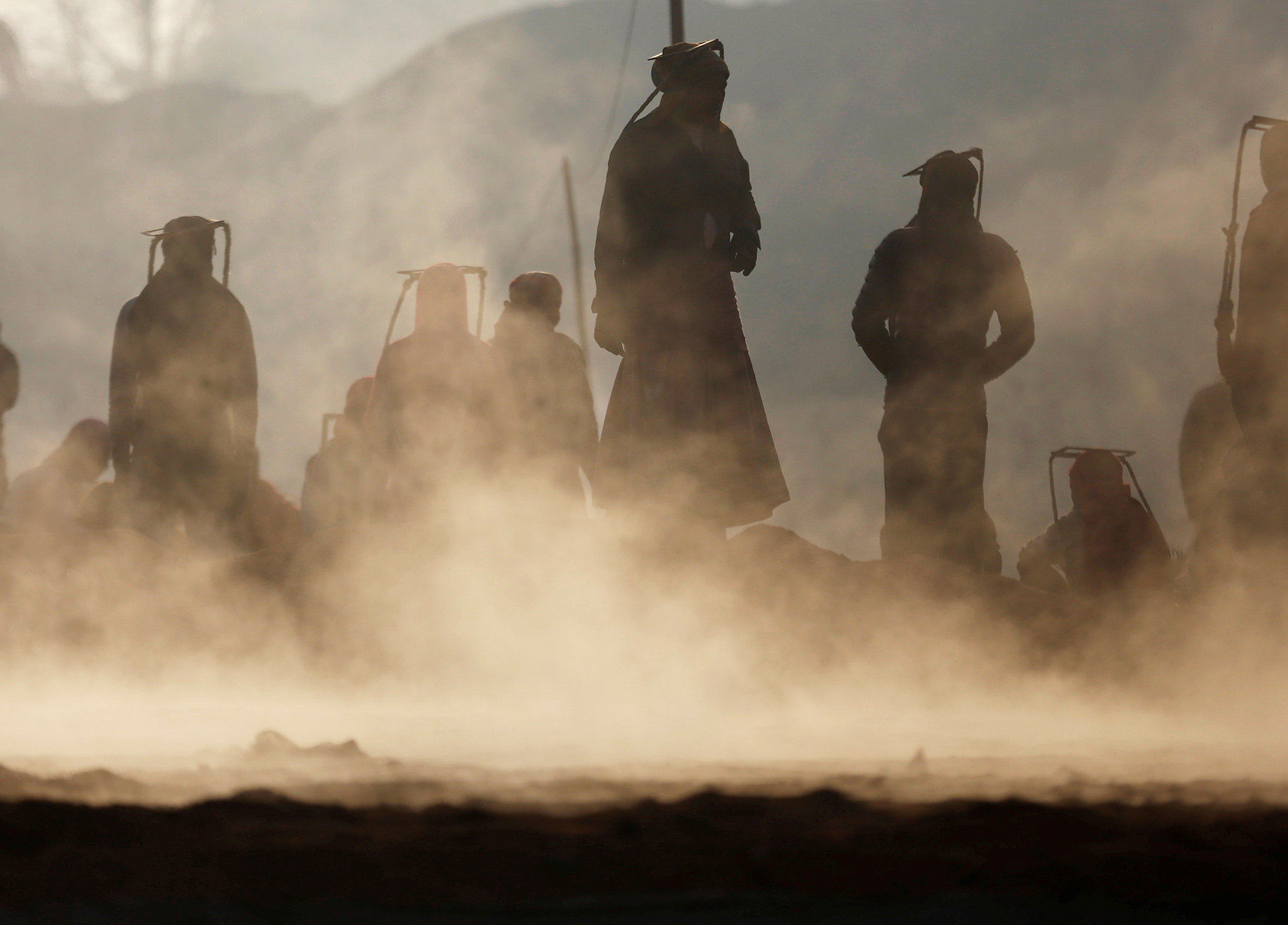 Рабочие на кирпичной фабрике в Бхактапуре, Непал Workers stand amid smoke as bricks are baked at a brick factory in Bhaktapur, Nepal January 12, 2018. Navesh Chitrakar/REUTERS