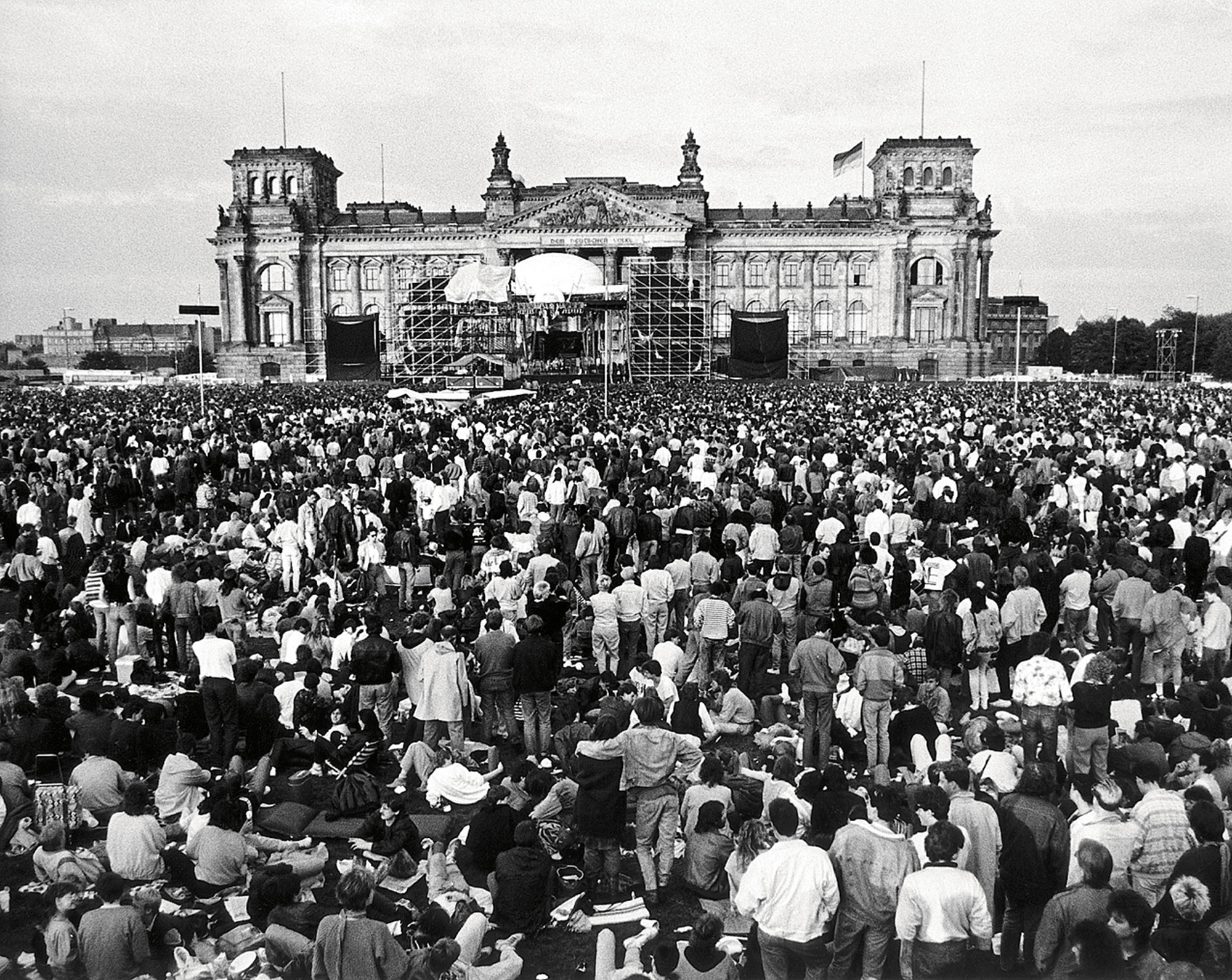 Концерт Дэвида Боуи у Рейхстага 6 июня 1987 года Концерт Дэвида Боуи у Рейхстага 6 июня 1987 года