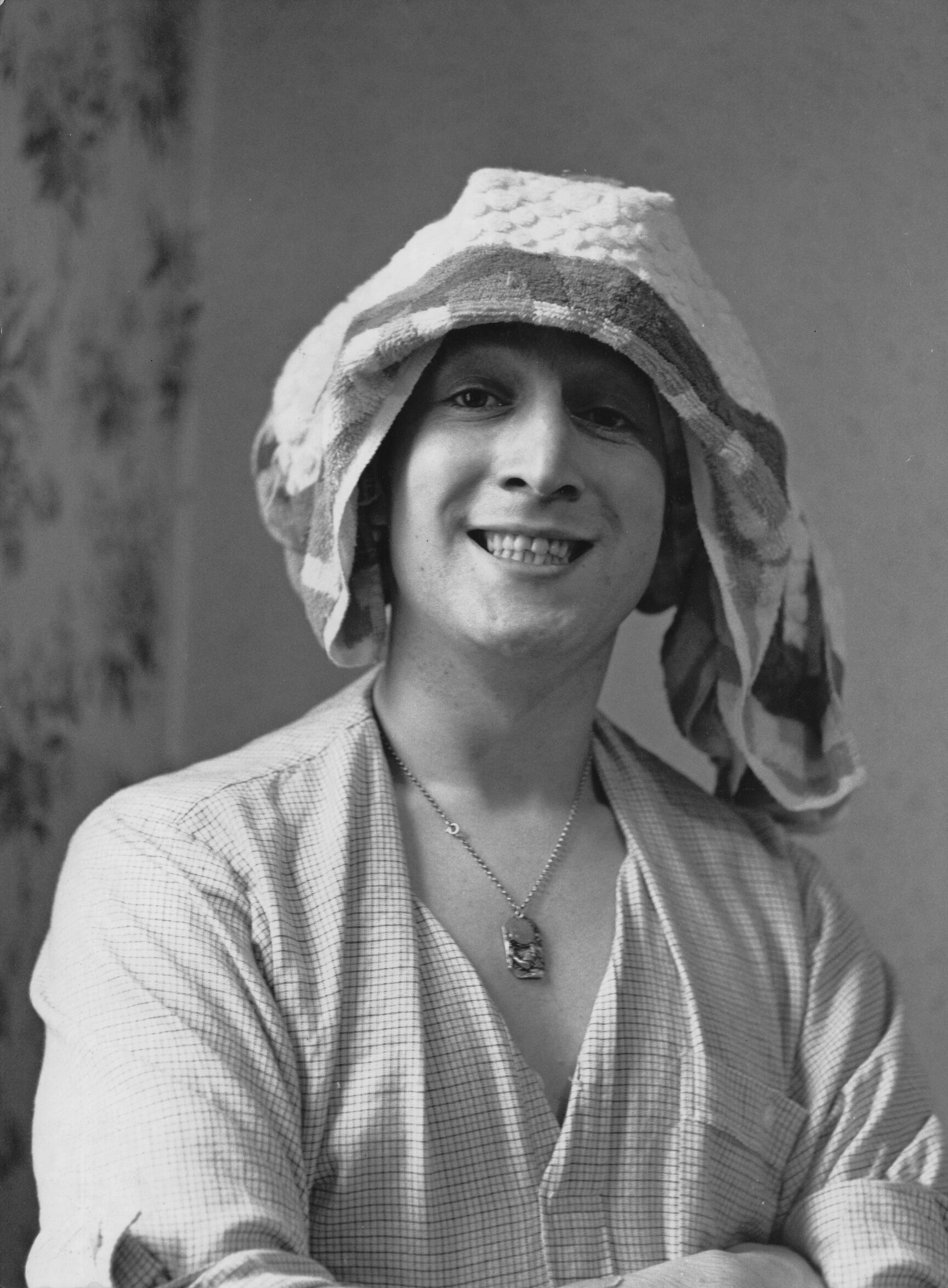 В 1963 году BIRMINGHAM, ENGLAND - 18th AUGUST: John Lennon (1940-1980) from the Beatles with a towel on his head in the band's dressing room at Alpha TV Studios in Birmingham on 18th August 1963. The group were appearing on ABC TV's 'Thank Your Lucky Stars'. КРЕДИТ
