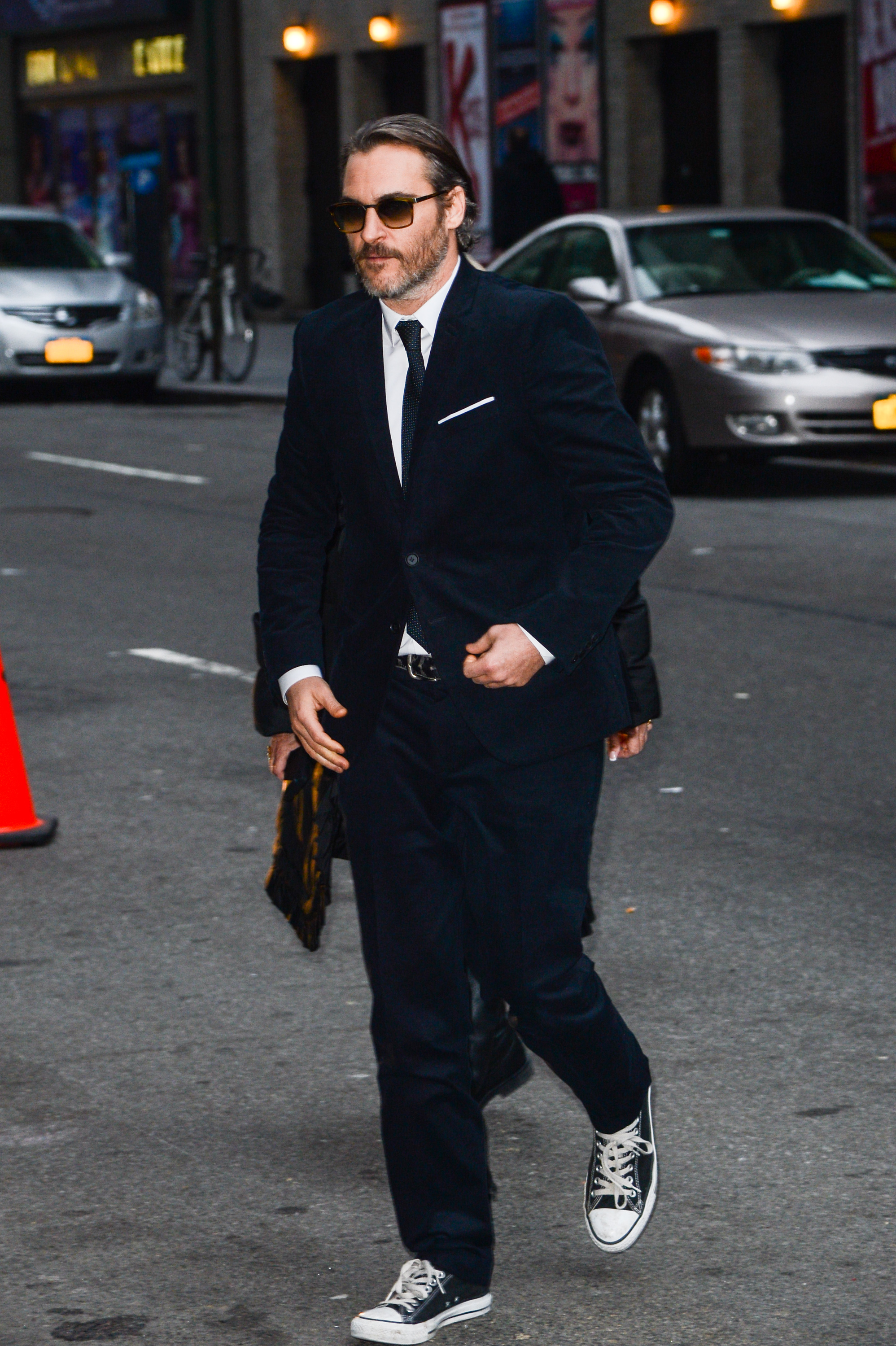 По пути на «Позднее шоу с Дэвидом Леттерманом», 2014 NEW YORK, NY - DECEMBER 08: Actor Joaquin Phoenix enters the