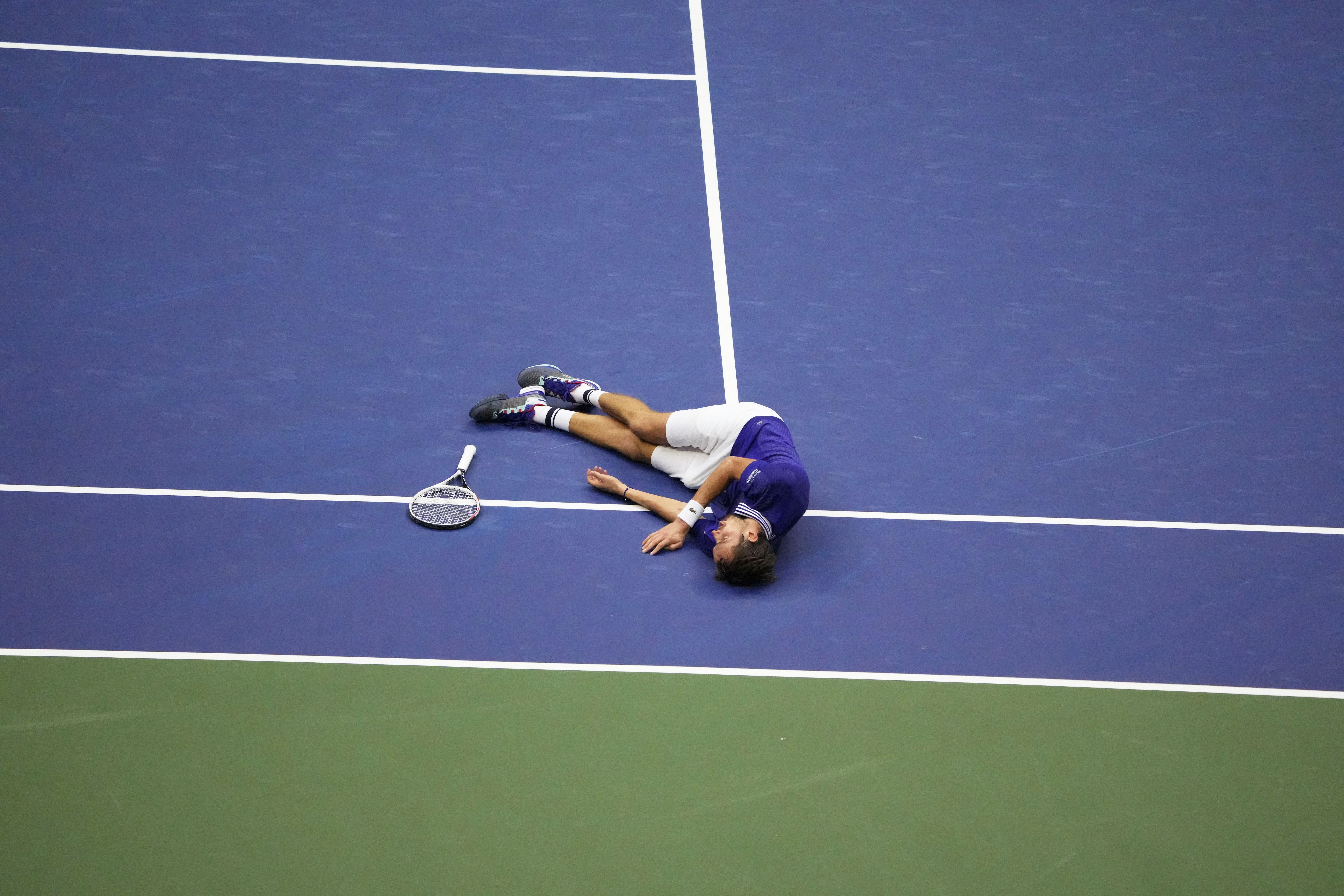 Теннисист Даниил Медведев празднует победу на US Open, изобразив «мертвую рыбу» из FIFA. После матчбола Медведев внезапно упал левым боком на корт и высунул язык Russia's Daniil Medvedev drops to the ground in celebration of his win over Serbia's Novak Djokovic during their 2021 US Open Tennis tournament men's final match at the USTA Billie Jean King National Tennis Center in New York, on September 12, 2021. (Photo by TIMOTHY A. CLARY / AFP) (Photo by TIMOTHY A. CLARY/AFP via Getty Images)