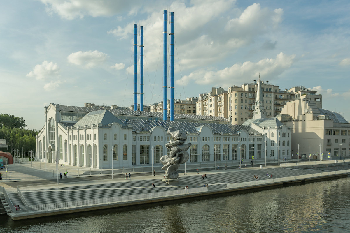 «Большая глина №4» Урса Фишера на фоне ГЭС-2 в Москве «Большая глина №4» Урса Фишера на фоне ГЭС-2 в Москве