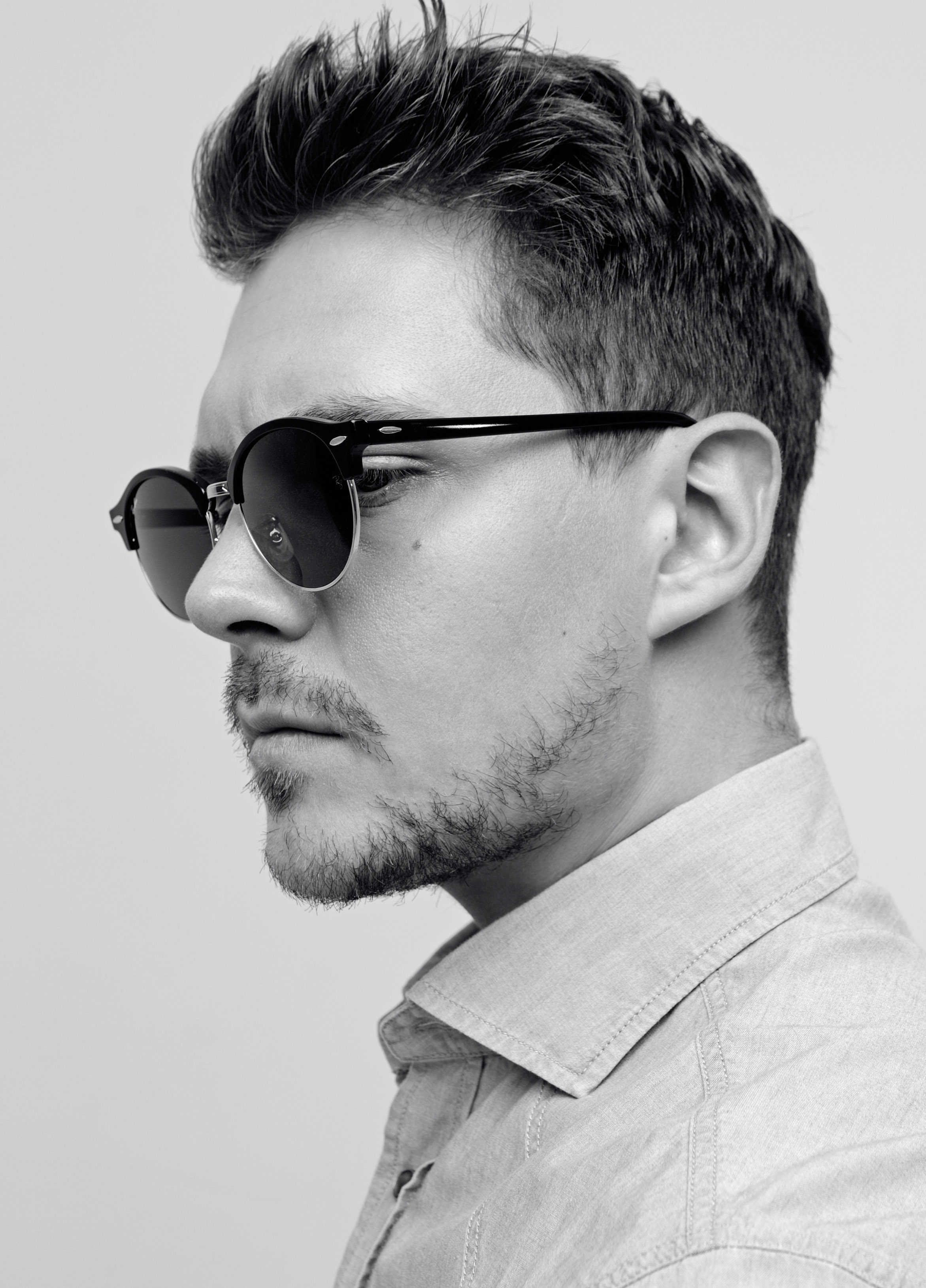 рубашка Brunello Cucinelli, очки Ray-Ban рубашка Brunello Cucinelli, очки Ray-Ban