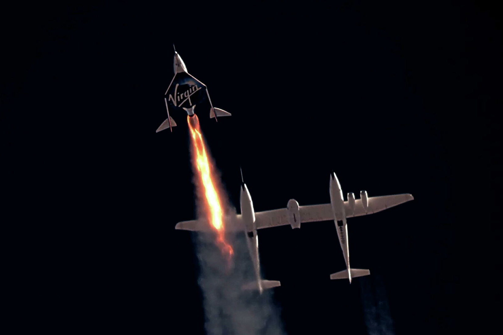 Ракетоплан VSS Unity компании Virgin Galactic, на борту которого находится Ричард Брэнсон и его команда, поднимается к границе космоса, Нью-Мексико, США, 11 июля. Virgin Galactic's passenger rocket plane VSS Unity, carrying Richard Branson and crew, begins its ascent to the edge of space above Spaceport America near Truth or Consequences, New Mexico, U.S. July 11, 2021 in a still image from video.