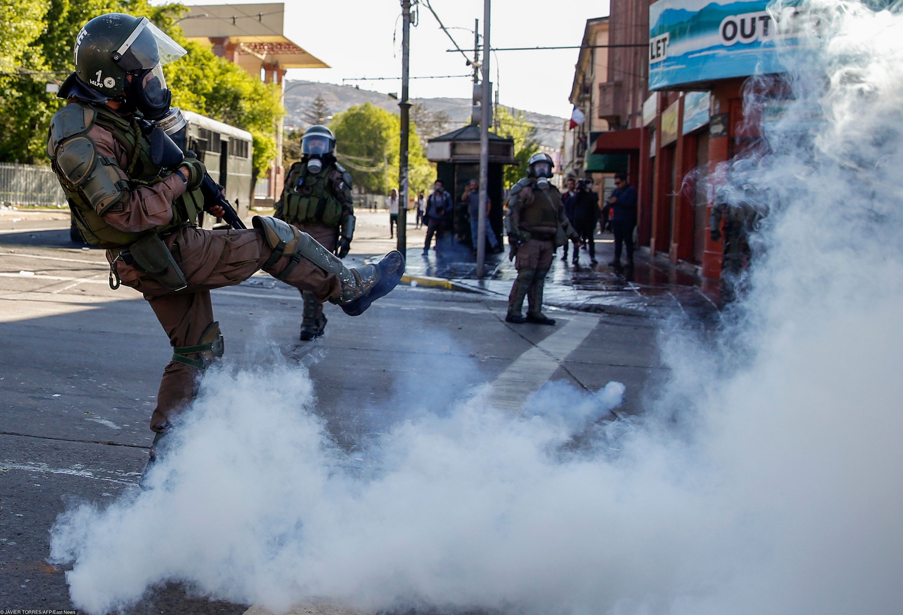 Столкновения полицейских и демонстрантов в Вальпараисо Riot policemen clash with demonstrators during protests in Valparaiso, Chile, on October 20, 2019. - Fresh clashes broke out in Chile's capital Santiago on Sunday after two people died when a supermarket was torched overnight as violent protests sparked by anger over economic conditions and social inequality raged into a third day.