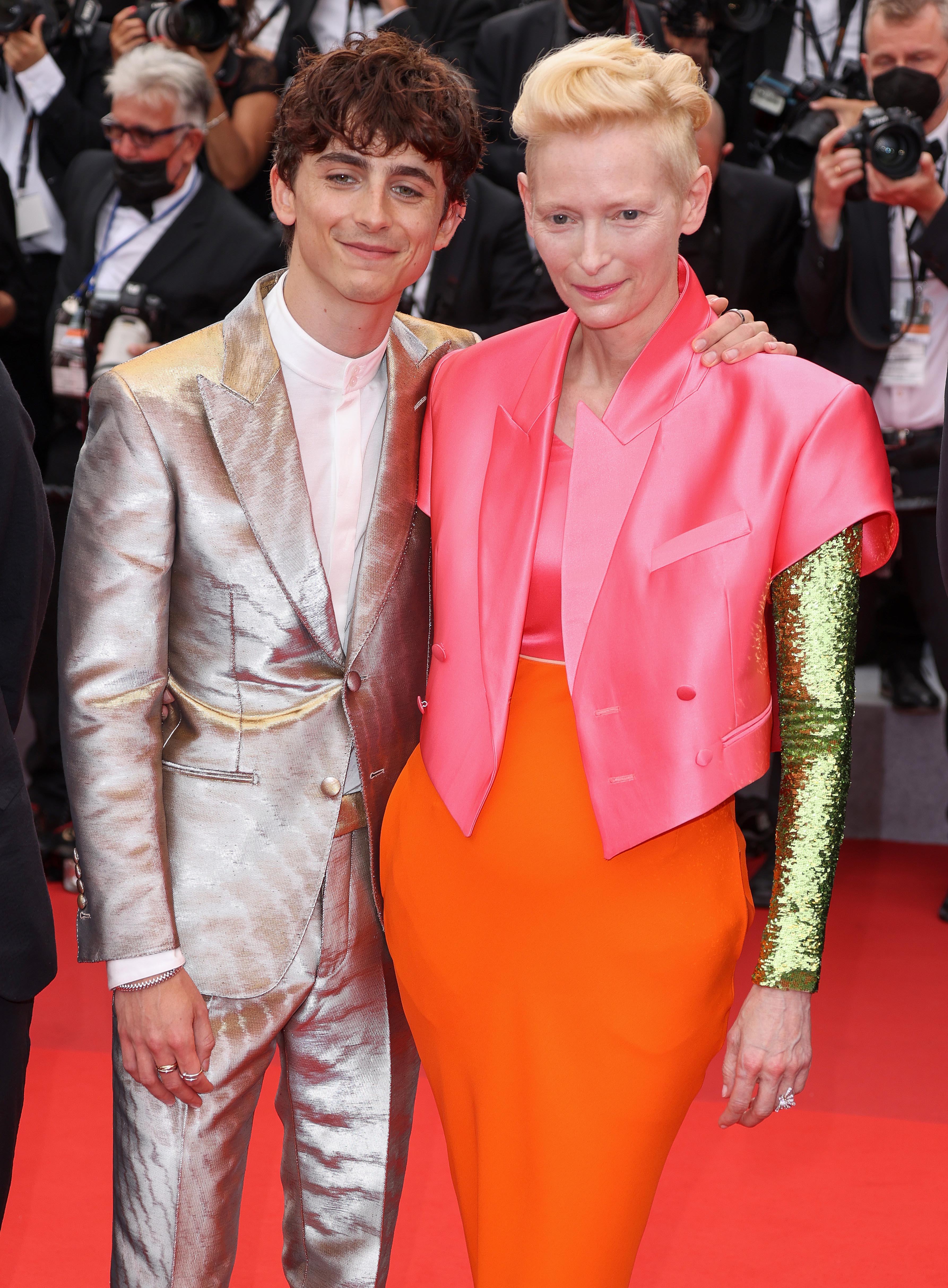 Тимоти Шаламе в Tom Ford и украшениях Cartier и Тильда Суинтон в Haider Ackermann на премьере фильма «Французский вестник» Тимоти Шаламе и Тильда Суинтон на премьере фильма «Французский вестник»