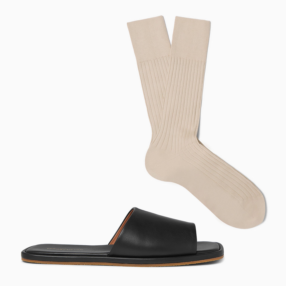 Шлепки Dries Van Noten, 21300 рублей, носки Falke, 2000 рублей Шлепки Dries Van Noten, 21300 рублей, носки Falke, 2000 рублей