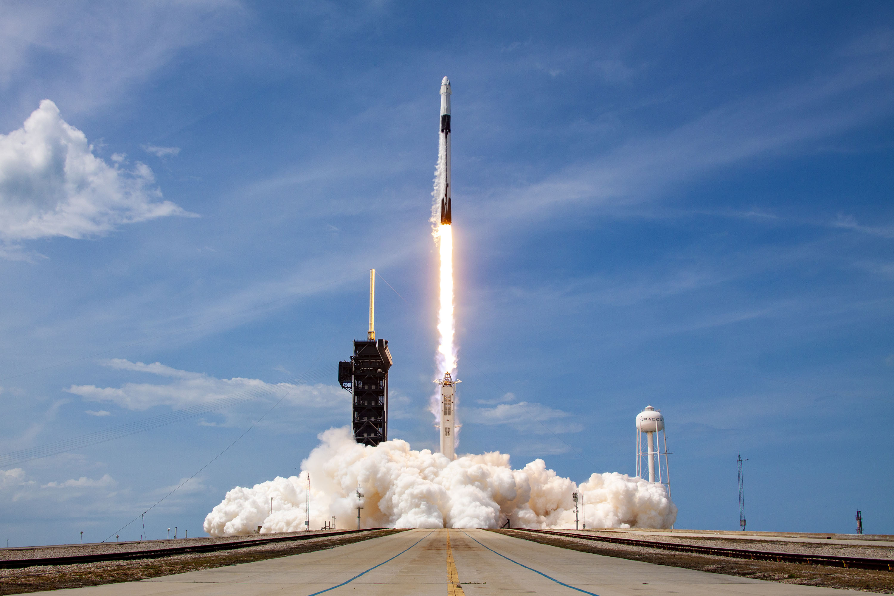 Запуск ракеты SpaceX Falcon-9 и капсулы Crew Dragon с мыса Канаверал, отправляющих астронавтов на Международную космическую станцию Запуск ракеты SpaceX Falcon-9 и капсулы Crew Dragon с мыса Канаверал, отправляющих астронавтов на Международную космическую станцию