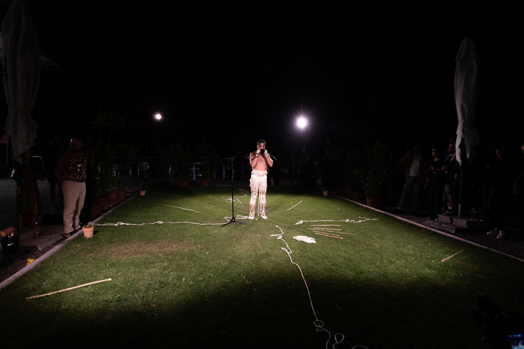 Перфоманс Insectopia Роберта Габриса на закрытии Vienna Contemporary 2021 в Бельведер 21 в Вене. Performance