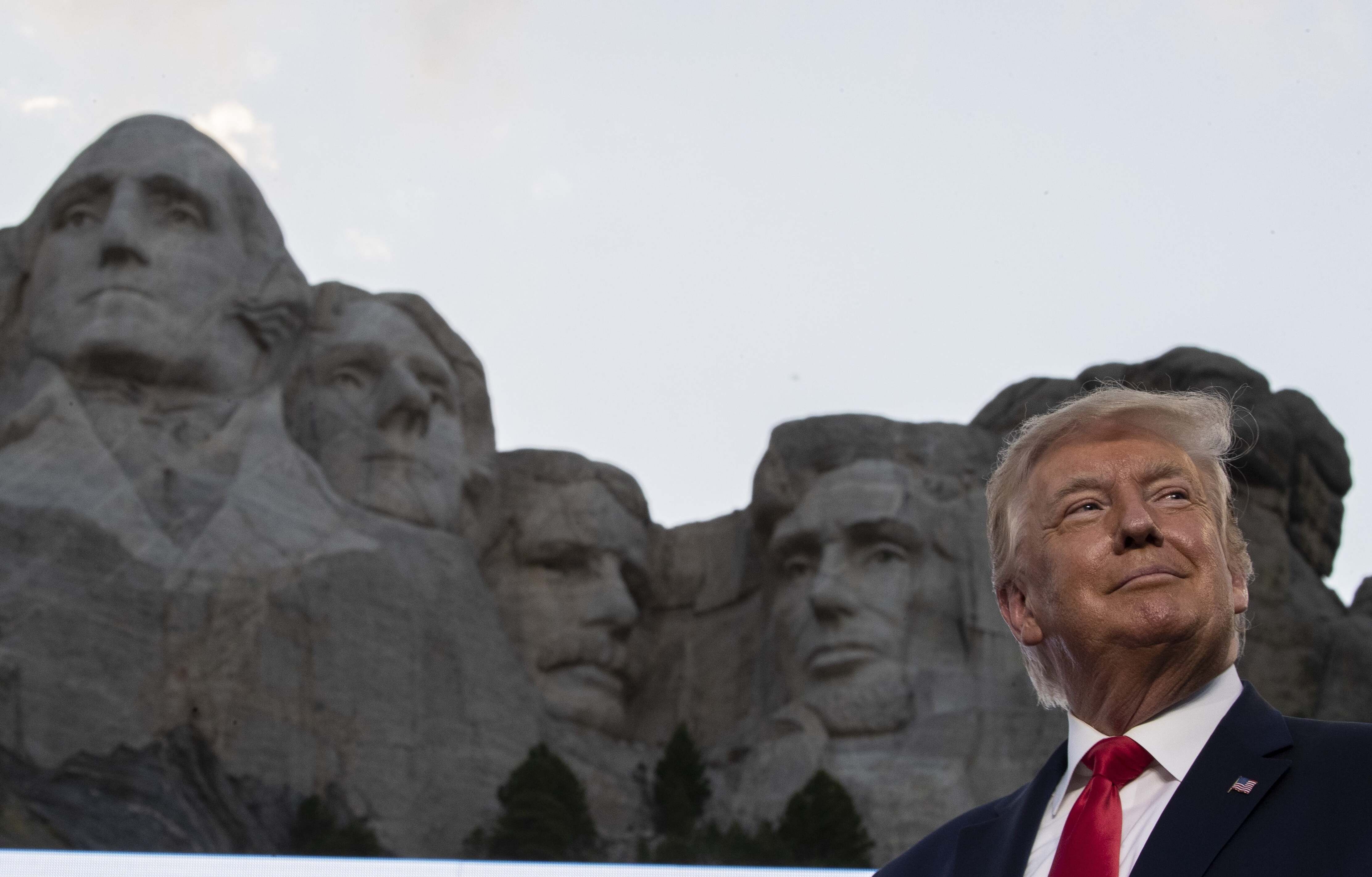 Трамп улыбается на фоне портретов Джорджа Вашингтона, Томаса Джефферсона, Теодора Рузвельта и Авраама Линкольна на горе Рашмор в пятницу, 3 июля 2020 года, недалеко от г. Кистоун, округ Колумбия President Donald Trump smiles at Mount Rushmore National Memorial